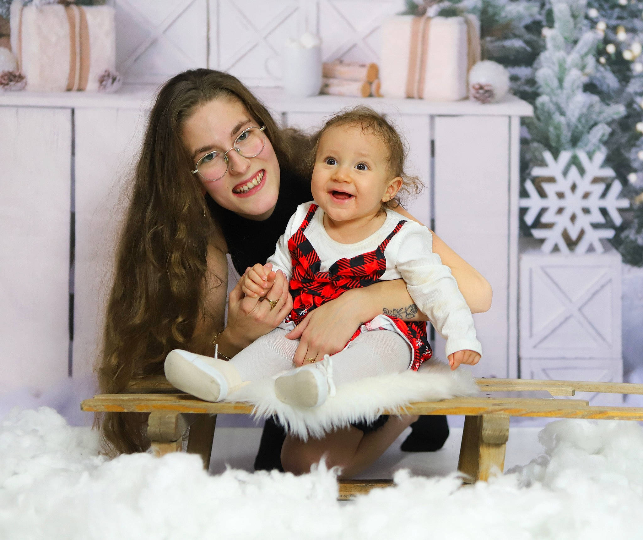 Shayanna participe au concours pour gagner de l'argent avec cette photo : baby, baby_toddler_clothing, beauty, child, comfort, event, facial_expression, freezing, fun, happy, joy, leisure, person, plant, room, sitting, sleeve, smile, snow, t_shirt