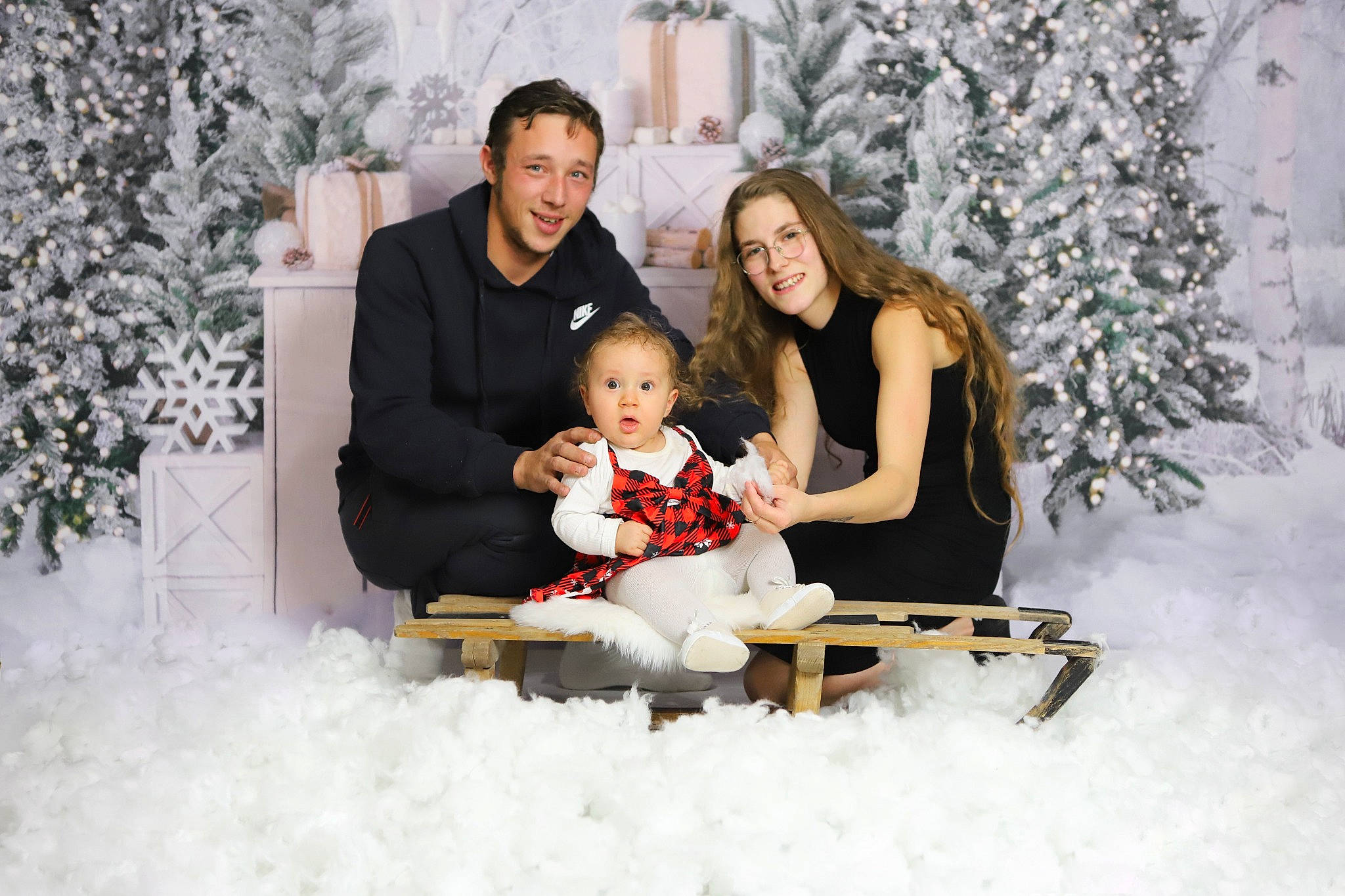 Shayanna participe au concours pour gagner de l'argent avec cette photo : baby, event, family_pictures, family_taking_photos_together, flash_photography, freezing, fun, happy, joy, leisure, people_in_nature, person, plant, playing_with_kids, portrait_photography, sitting, smile, snow, surprise, toddler