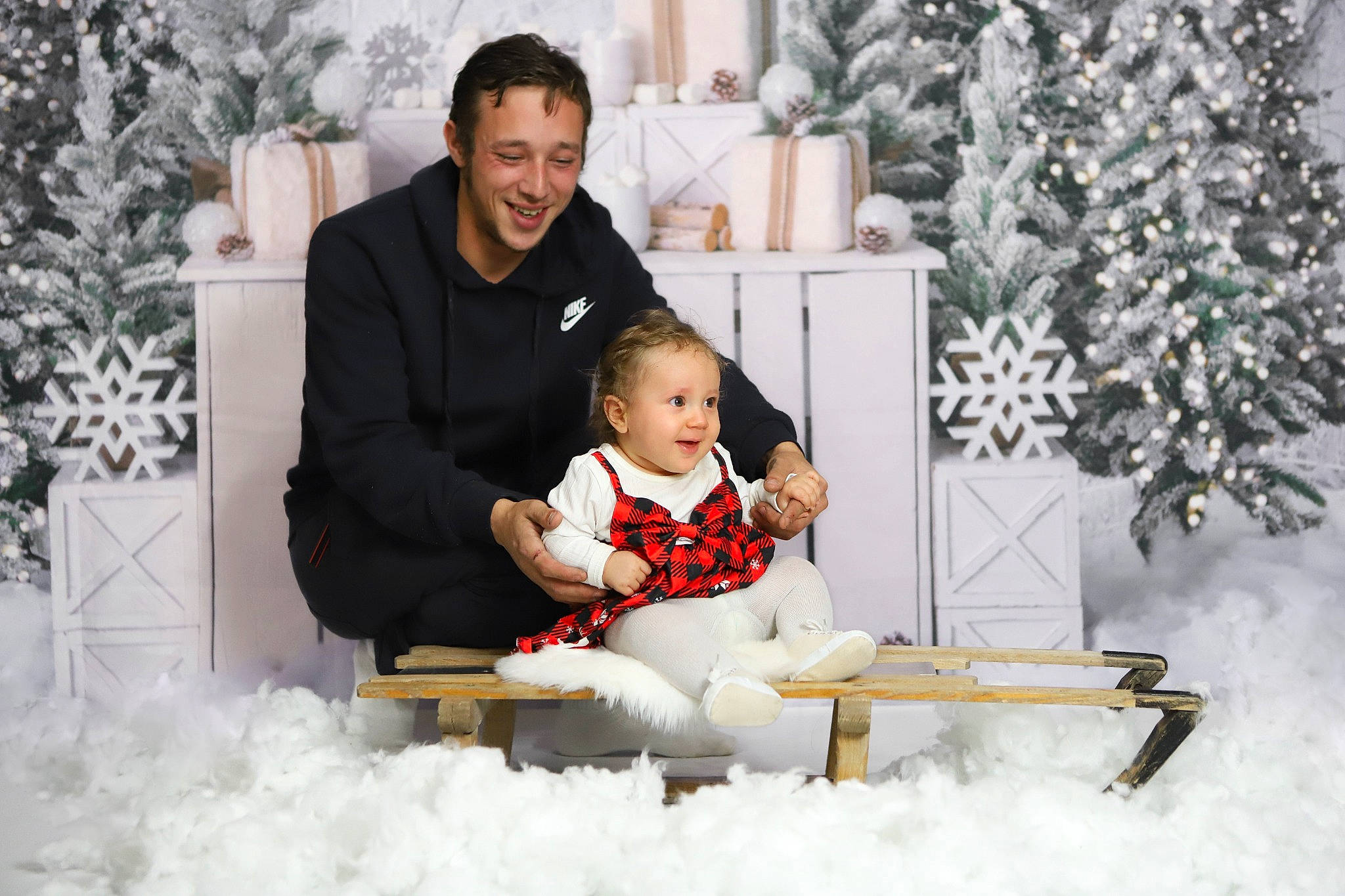 Shayanna participe au concours pour gagner de l'argent avec cette photo : baby, child, christmas_eve, event, face, family, fir, freezing, fun, happy, head, holiday, home, joy, person, plant, sitting, smile, snow, toddler