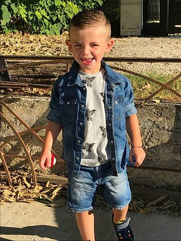 Gino a rejoint le concours — aidez-le/la à gagner de superbes lots ! boy, child, cool, denim, fun, jeans, joy, material, outerwear, person, shorts, sleeve, smile, textile, toddler, trousers, vacation