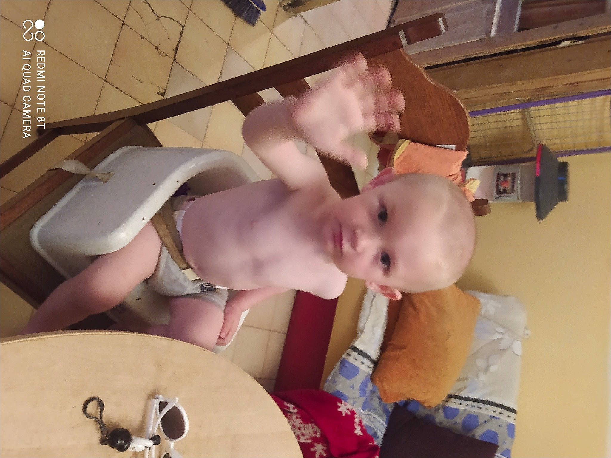 Thimao a rejoint le concours — aidez-le/la à gagner de superbes lots ! abdomen, baby, baby_products, barechested, brassiere, chest, eyelash, flesh, hand, human_leg, knee, navel, person, pink, plate, room, thigh, toddler, toy, trunk