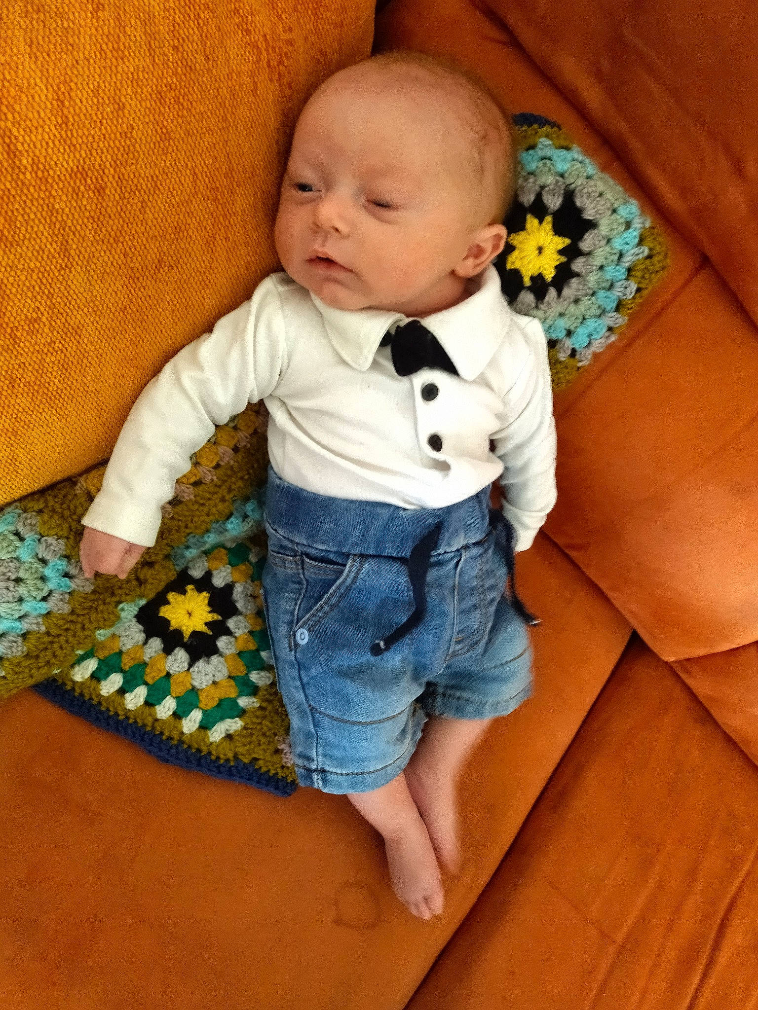 Gurvan participe au concours pour gagner de l'argent avec cette photo : arm, baby, baby_toddler_clothing, barefoot, cheek, child, collar, comfort, flooring, linens, orange, pattern, person, shorts, sitting, skin, sleeve, t_shirt, textile, toddler