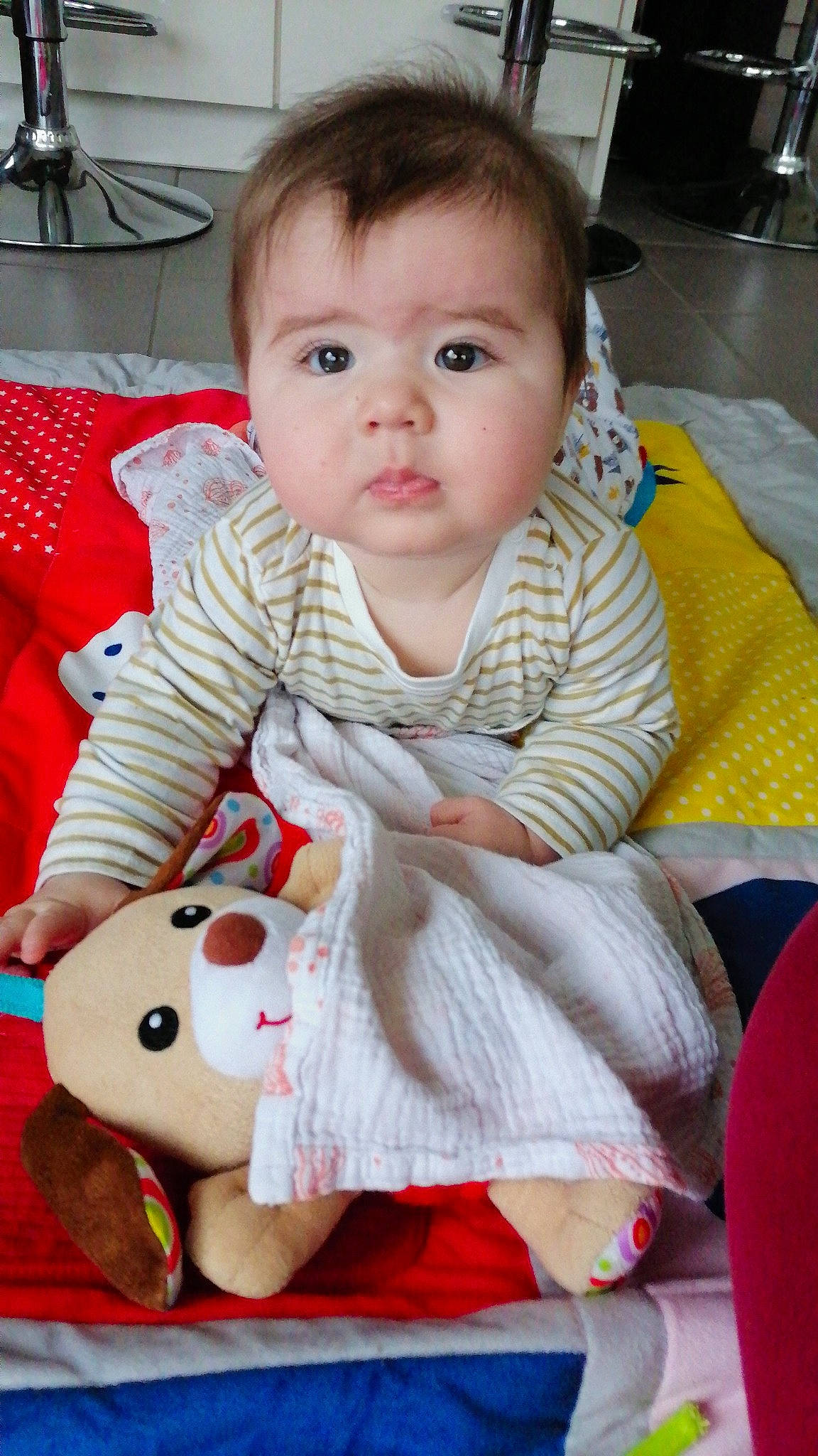 Antonin participe au concours pour gagner de l'argent avec cette photo : baby, baby_toddler_clothing, carmine, cheek, child, comfort, face, flooring, fun, happy, head, mechanical_fan, pattern, person, room, sitting, skin, sleeve, toddler, toy