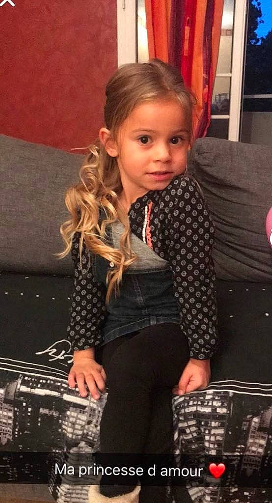 Shyn a rejoint le concours — aidez-le/la à gagner de superbes lots ! brown_hair, child, child_model, day, design, flooring, girl, hair, hairstyle, human_hair_color, long_hair, pattern, person, plaid, polka_dot, product, shoulder, smile, socialite, toddler