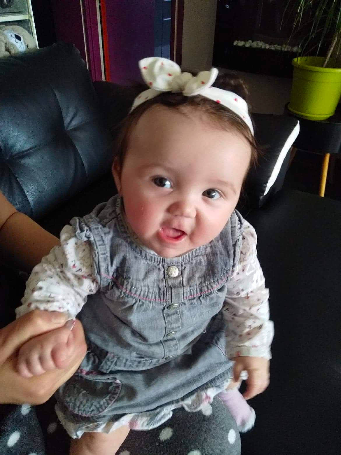 Estelle participe au concours pour gagner de l'argent avec cette photo : arm, baby, cheek, child, ear, eye, face, facial_expression, finger, head, iris, leg, nose, person, play, sitting, skin, sleeve, smile, toddler