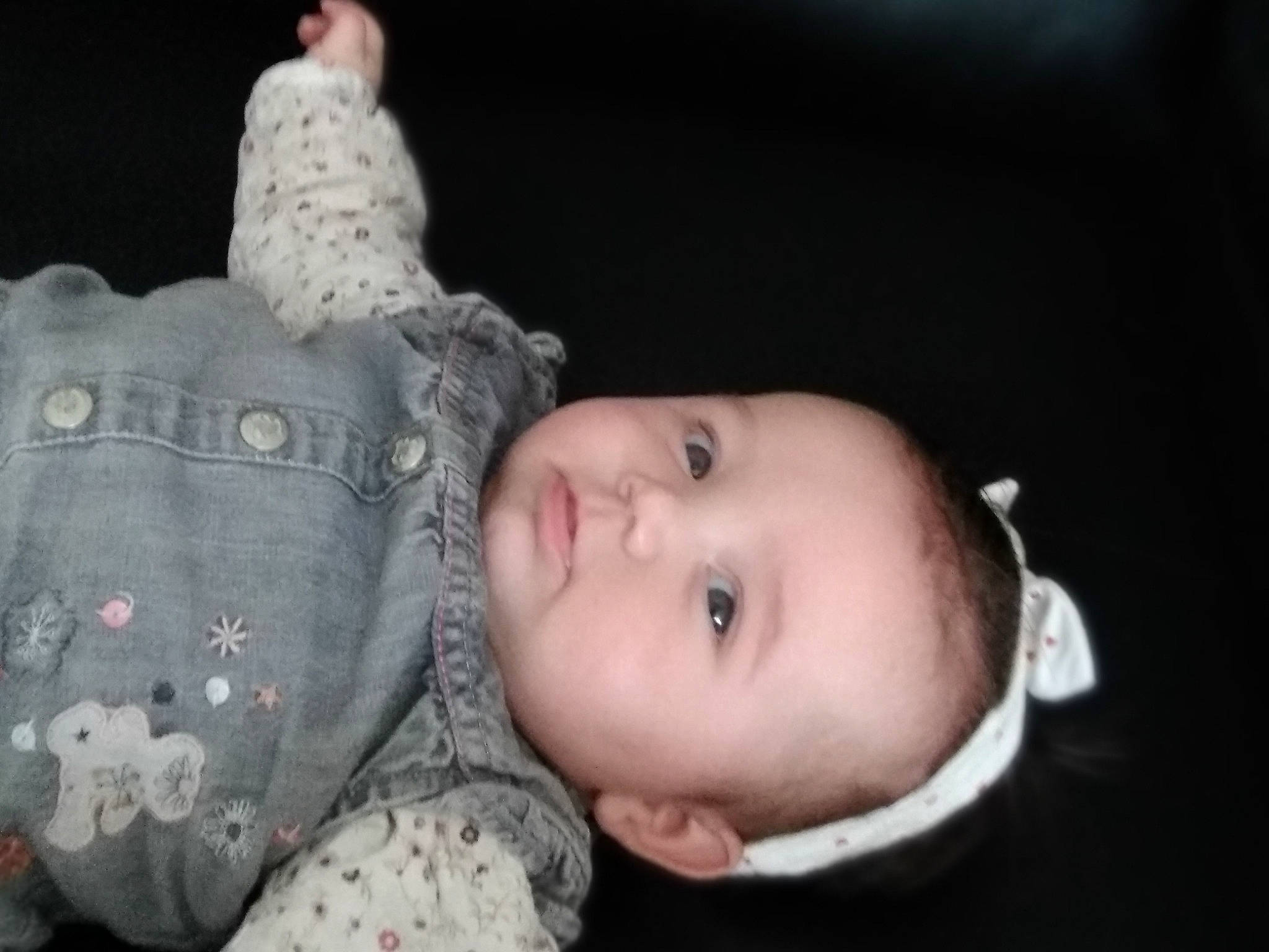 Estelle a rejoint le concours — aidez-le/la à gagner de superbes lots ! baby, cheek, child, ear, eye, finger, head, headgear, lip, mouth, nose, person, portrait_photography, sitting, skin, smile, toddler