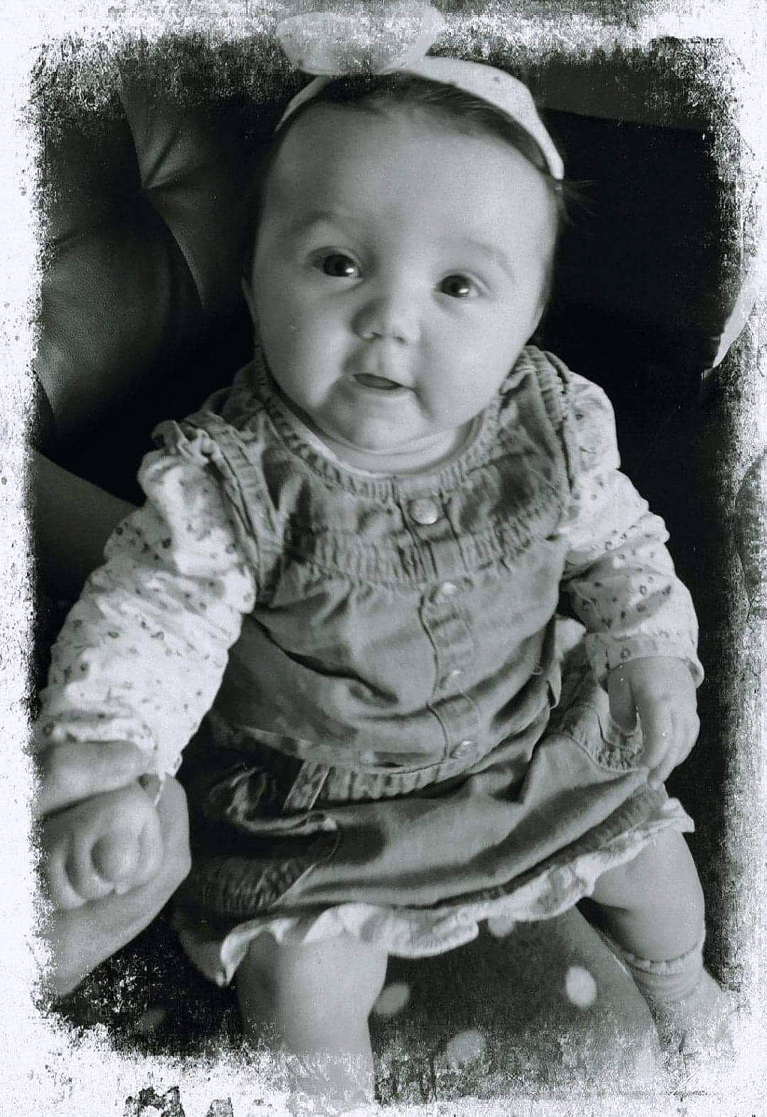 Estelle participe au concours pour gagner de l'argent avec cette photo : baby, black_and_white, cheek, child, eye, face, facial_expression, head, monochrome, monochrome_photography, people, person, photograph, photography, portrait, sitting, skin, smile, snapshot, toddler