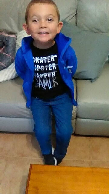 Ethan a rejoint le concours — aidez-le/la à gagner de superbes lots ! arm, blue, cheek, child, clothing, cobalt_blue, cool, electric_blue, facial_expression, head, jeans, joy, leg, outerwear, person, play, shoulder, sleeve, snapshot, standing