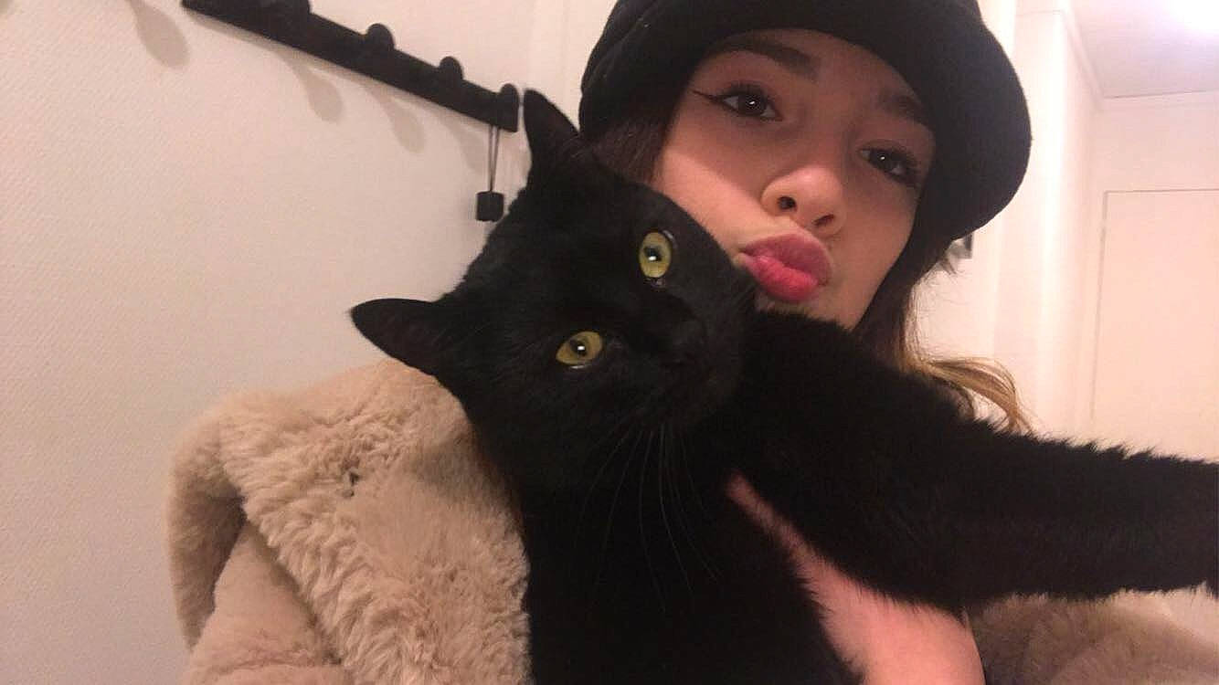Lou-anne a rejoint le concours — aidez-le/la à gagner de superbes lots ! black_cat, black_hair, cap, carnivore, cat, ear, eye, felidae, fur, hat, headgear, lip, long_hair, person, photography, selfie, skin, small_to_medium_sized_cats, whiskers