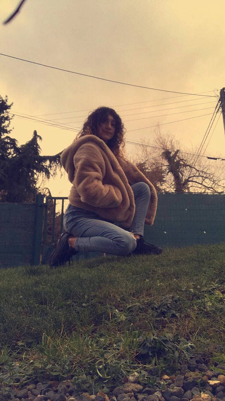 Lou-anne participe au concours pour gagner de l'argent avec cette photo : beauty, black_hair, branch, brown_hair, cloud, grass, hair, lady, long_hair, person, photography, plant, sitting, sky, sunlight, tree, winter