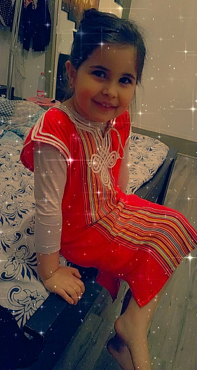 Naïla participe au concours pour gagner de l'argent avec cette photo : child, joy, person, sitting