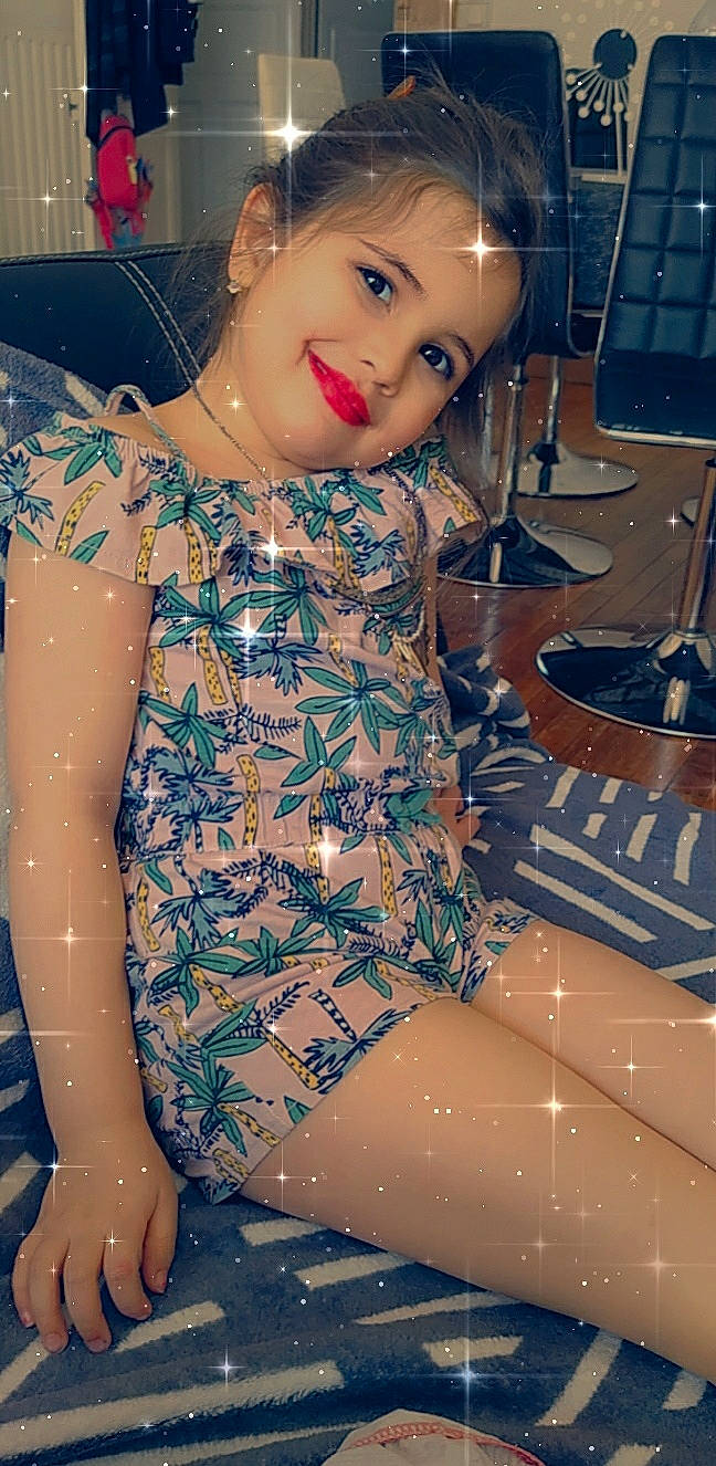 Naïla participe au concours pour gagner de l'argent avec cette photo : child, fawn, human_leg, joy, leg, person, thigh, toddler