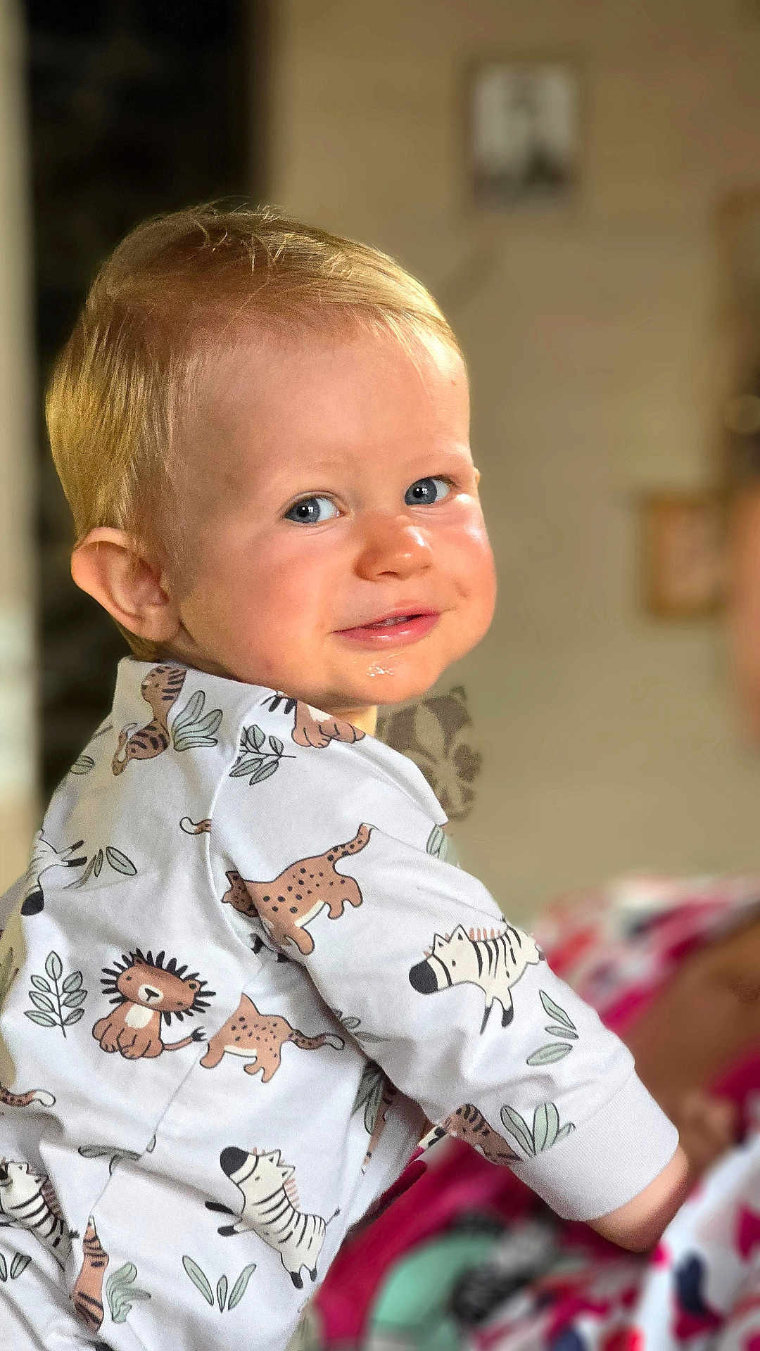 Arnaud participe au concours pour gagner de l'argent avec cette photo : animal_print, baby, blond_hair, blue_eyes, child, clothing, cute, face, happy, head, indoor, looking_back, person, playful, portrait, sitting, skin, smiling, toddler, young_child