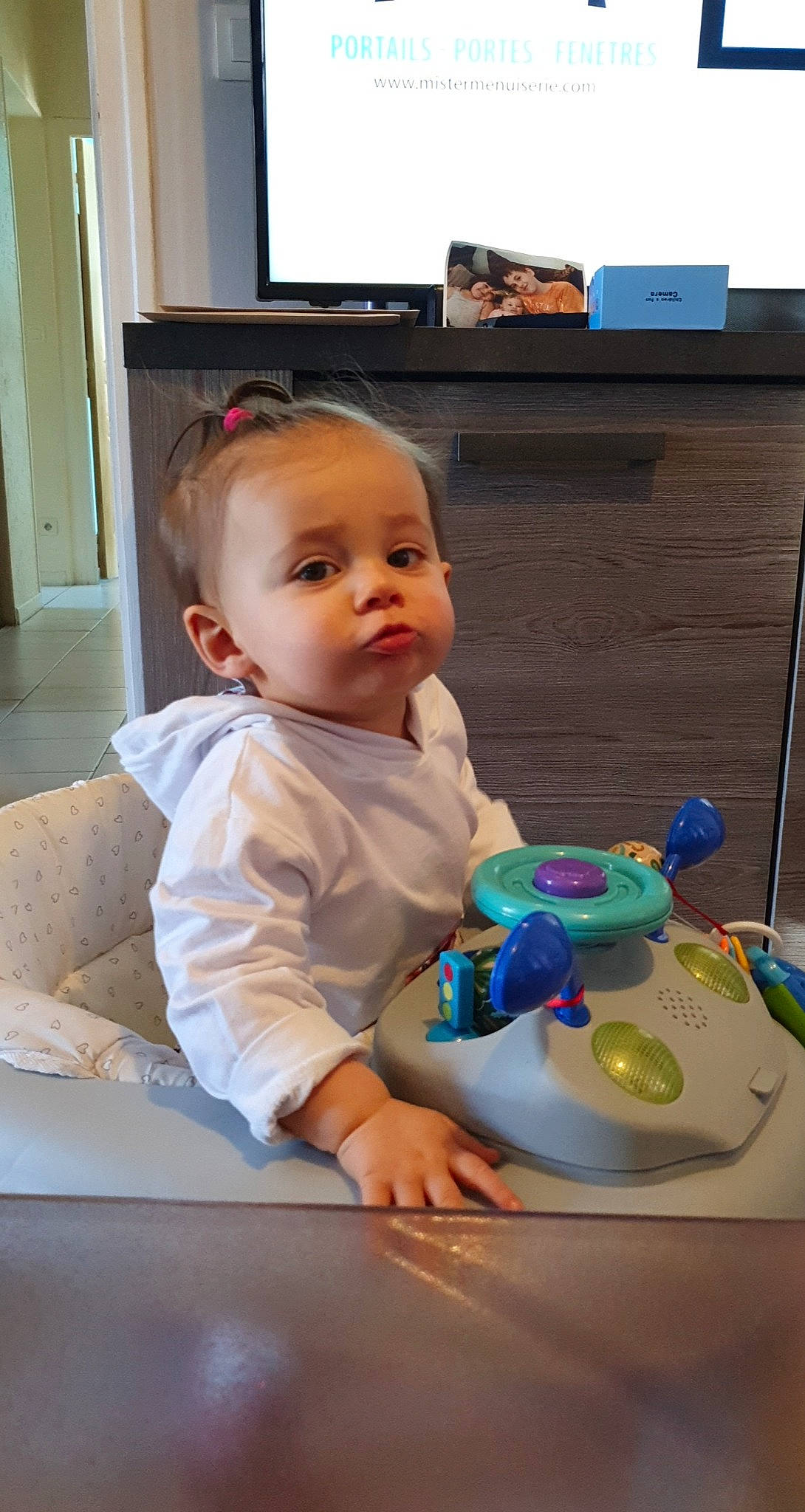 Maëlya a rejoint le concours — aidez-le/la à gagner de superbes lots ! baby, baby_grabbing_for_something, baby_toddler_clothing, baby_toys, box, child, eye, hand, input_device, nose, person, plastic, play, television, toddler