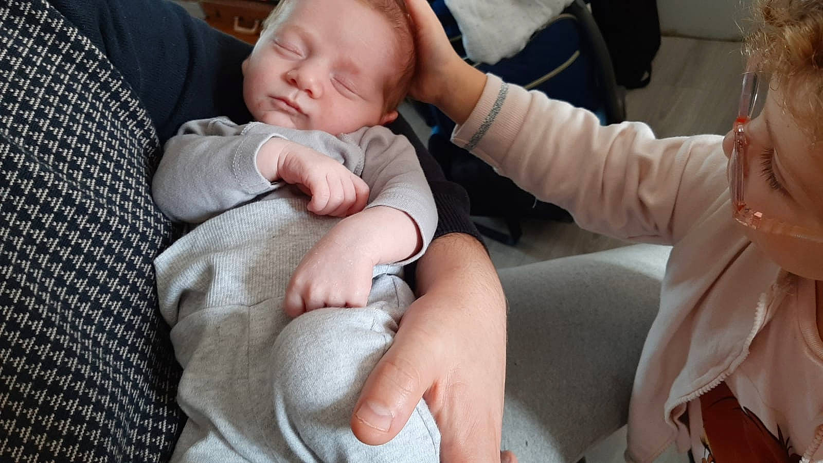 Leeroy participe au concours pour gagner de l'argent avec cette photo : arm, baby, baby_products, baby_toddler_clothing, child, comfort, finger, foot, gesture, hand, human_leg, knee, leg, nail, person, sitting, skin, sleeve, thigh, thumb
