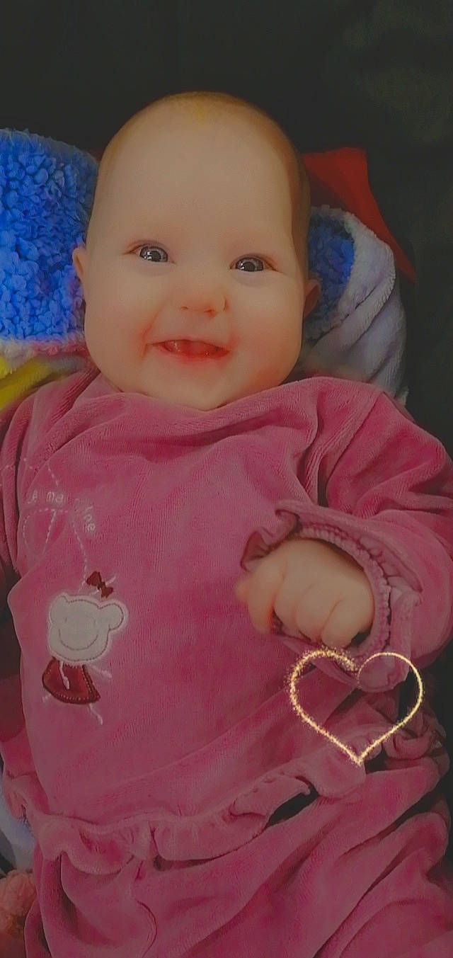 Capucine a rejoint le concours — aidez-le/la à gagner de superbes lots ! baby, baby_products, baby_toddler_clothing, cheek, child, chin, comfort, facial_expression, happy, iris, lip, magenta, mouth, nose, person, pink, skin, sleeve, smile, textile