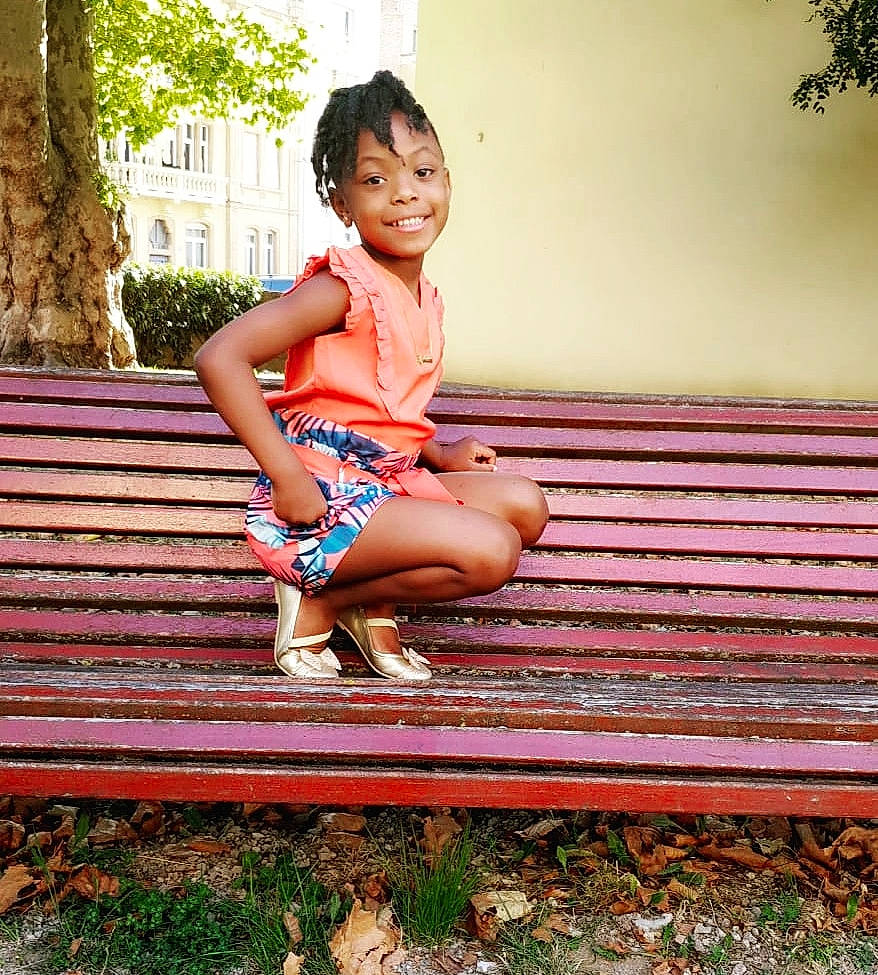 Tyshaïna a rejoint le concours — aidez-le/la à gagner de superbes lots ! child, flash_photography, foot, fun, grass, happy, human_leg, joy, leg, leisure, people_in_nature, person, plant, shorts, shoulder, sitting, smile, thigh, tints_and_shades, toddler