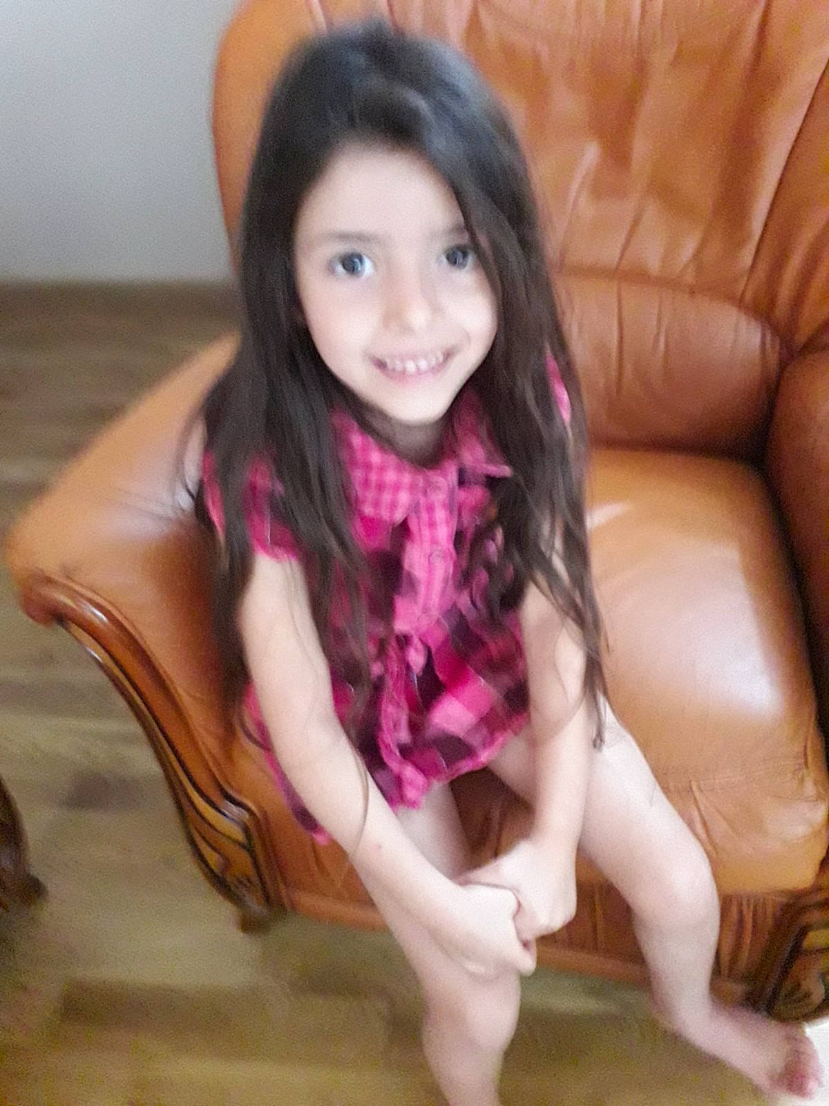 Milena a rejoint le concours — aidez-le/la à gagner de superbes lots ! beauty, black_hair, brown_hair, child, child_model, hair, hairstyle, japanese_idol, joy, leg, long_hair, person, pink, sitting, skin, smile