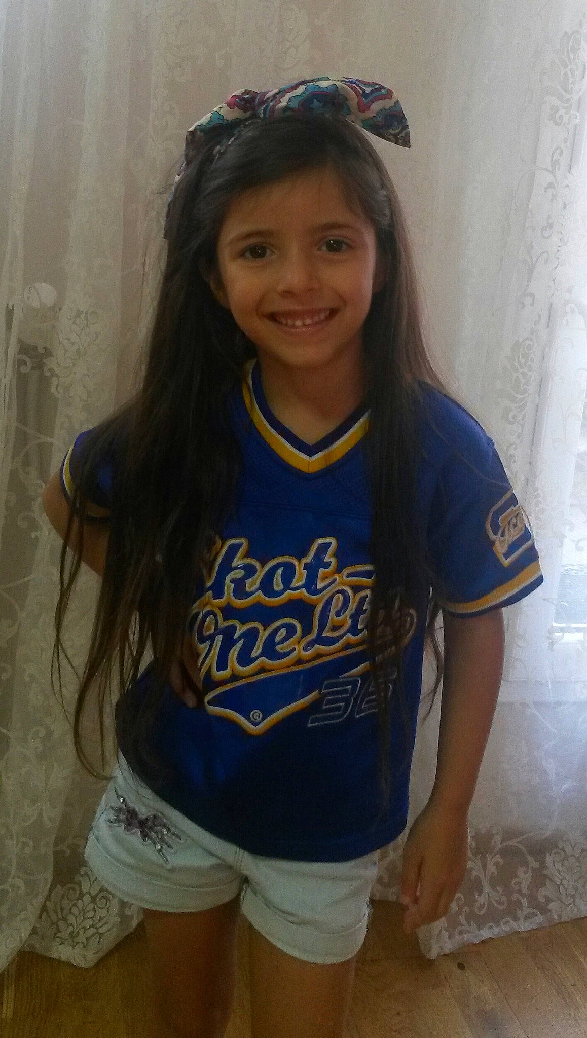 Milena participe au concours pour gagner de l'argent avec cette photo : black_hair, child, child_model, clothing, electric_blue, joy, long_hair, person, smile, t_shirt, uniform