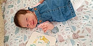 Charline a rejoint le concours — aidez-le/la à gagner de superbes lots ! animal_prints, baby, blanket, child, clothing, cute, denim_dress, face, hand, indoors, infant, lying_down, milestone_card, newborn, one_month, patterned_blanket, portrait, smiling, soft_lighting, white_socks
