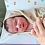 Charline a rejoint le concours — aidez-le/la à gagner de superbes lots ! baby, baby_mat, blanket, butterfly, closeup, colorful, comfort, cute, hand, indoors, infant, newborn, parental_care, pattern, person, resting, skin, soft, toddler, wrapped