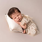Charline participe au concours pour gagner de l'argent avec cette photo : baby, background, calm, child, cozy, cute, delicate, dress, infant, lace, newborn, peaceful, pillow, portrait, resting, sleep, sleeping, soft, tender, young