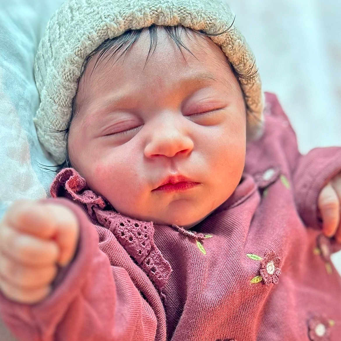 Liana a rejoint le concours — aidez-le/la à gagner de superbes lots ! baby, infant, sleeping, hat, knit, pink_clothing, floral_pattern, fist, peaceful, closeup, face, eyelashes, soft_light, indoors, newborn, cute, portrait, cozy, child, skin