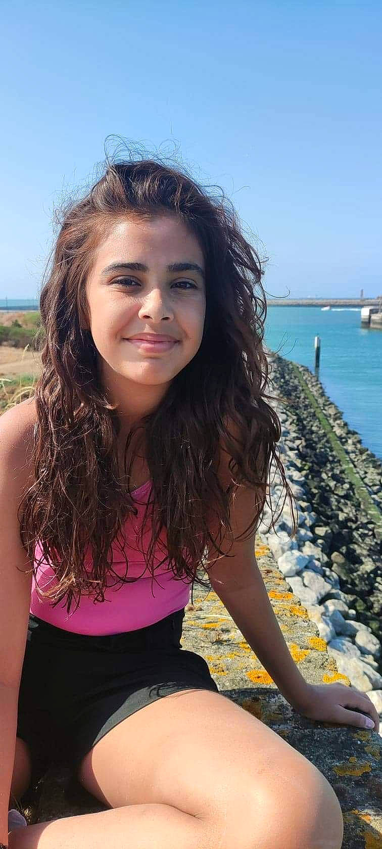 Aminata a rejoint le concours — aidez-le/la à gagner de superbes lots ! beauty, black_hair, eye, fashion, flash_photography, grass, hair, happy, human_leg, joy, lip, long_hair, people_in_nature, person, sky, smile, summer, thigh, travel, trunk