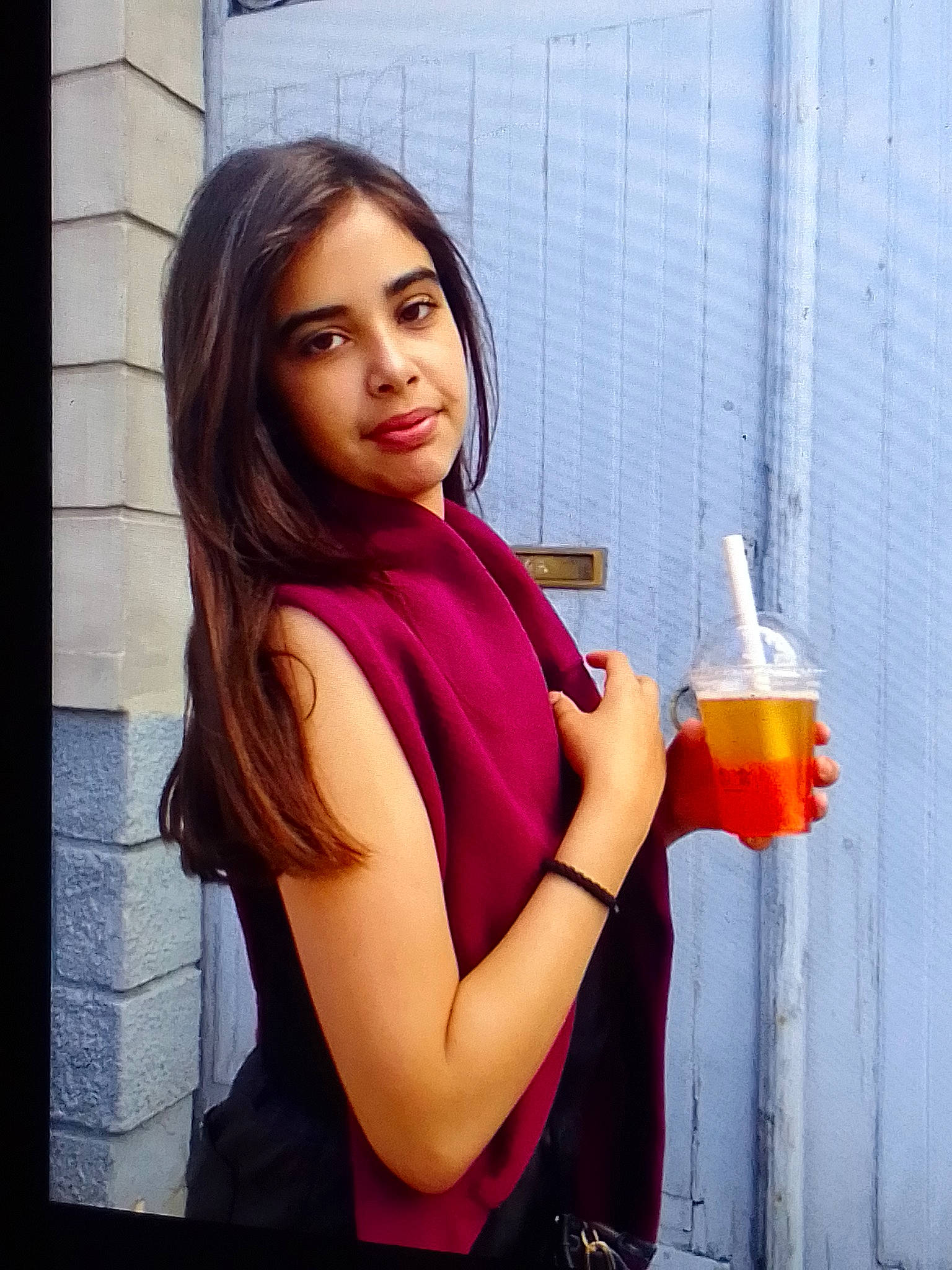 Guirassy a rejoint le concours — aidez-le/la à gagner de superbes lots ! abdomen, brown_hair, cocktail, cosmopolitan, drink, drinking, elbow, electric_blue, fashion_design, flash_photography, formal_wear, human_leg, jewellery, juice, lip, lipstick, magenta, orange_juice, person, thigh