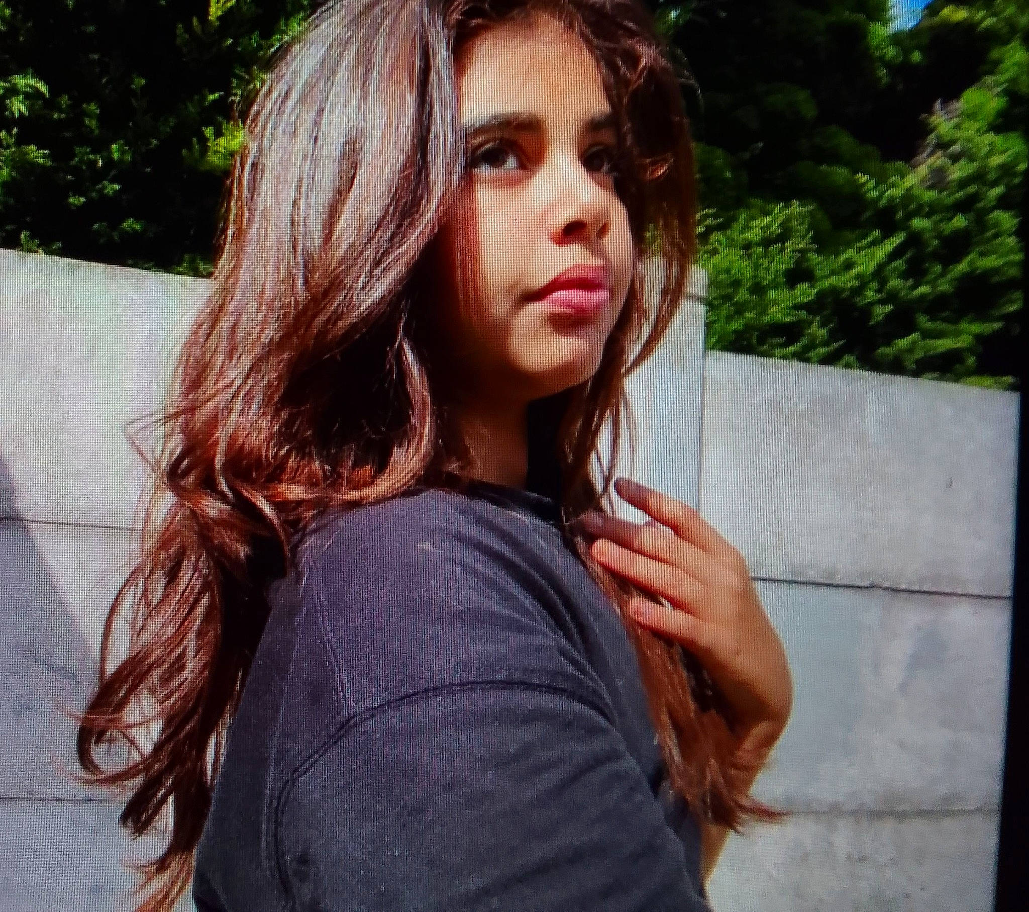 Guirassy a rejoint le concours — aidez-le/la à gagner de superbes lots ! black_hair, cool, eyelash, facial_expression, flash_photography, gesture, grass, hair, hairstyle, happy, human, layered_hair, leisure, lip, long_hair, people_in_nature, person, sleeve, summer, t_shirt