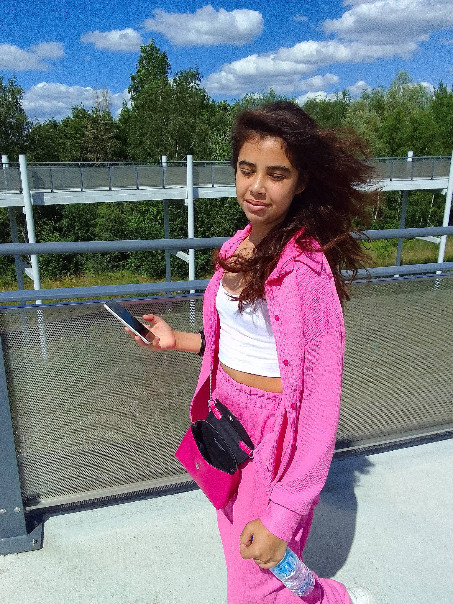 Guirassy participe au concours pour gagner de l'argent avec cette photo : bag, blazer, cloud, collar, electric_blue, formal_wear, happy, jacket, jewellery, joy, leisure, person, recreation, scarf, sky, sleeve, smile, sportswear, thigh, travel