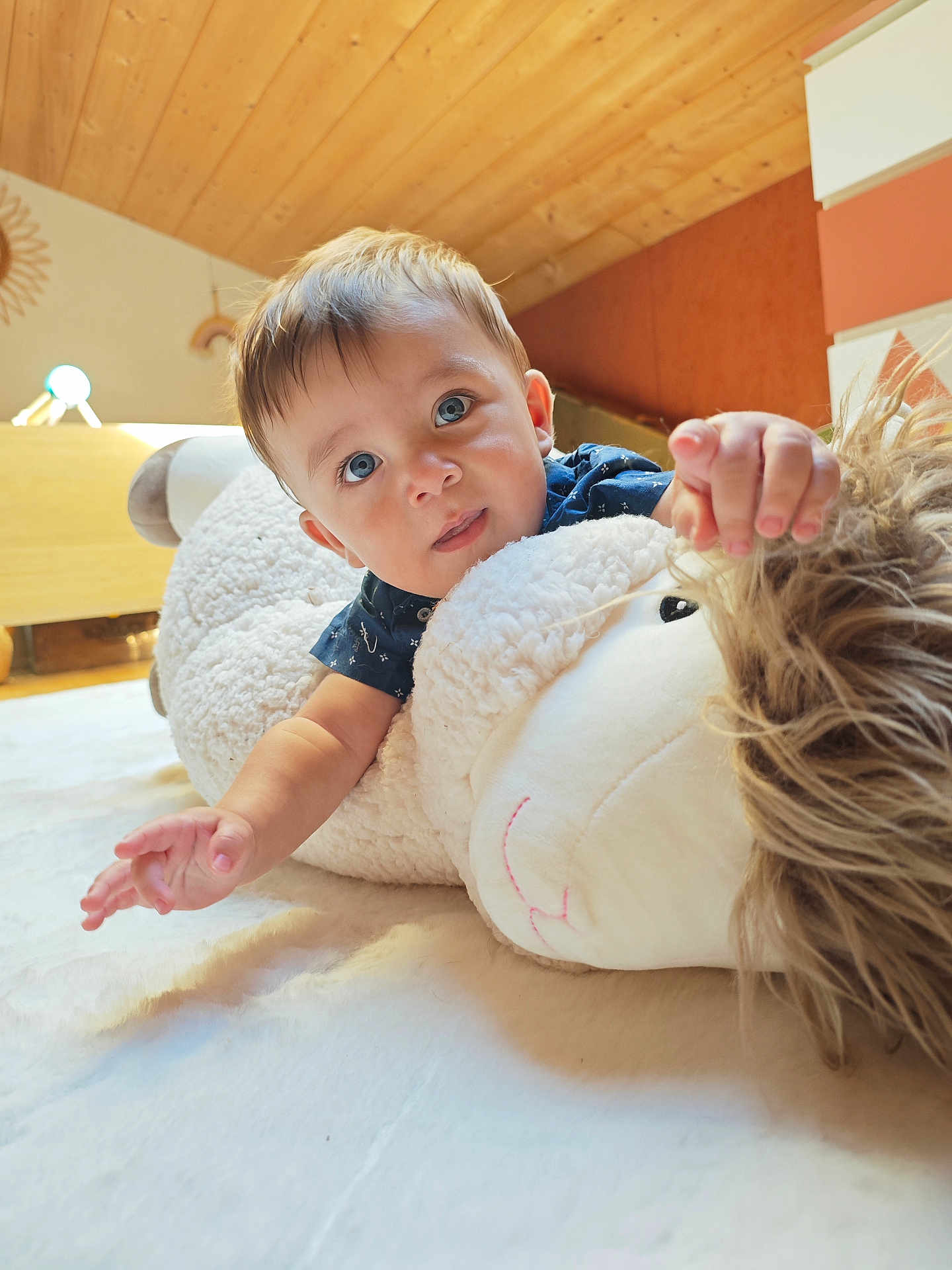Thiago a rejoint le concours — aidez-le/la à gagner de superbes lots ! baby, child, blue_eyes, stuffed_animal, plush_toy, indoor, wooden_ceiling, carpet, curious, cute, person, toddler, soft_toy, smiling, hand, face, crawling, home, cozy, childhood