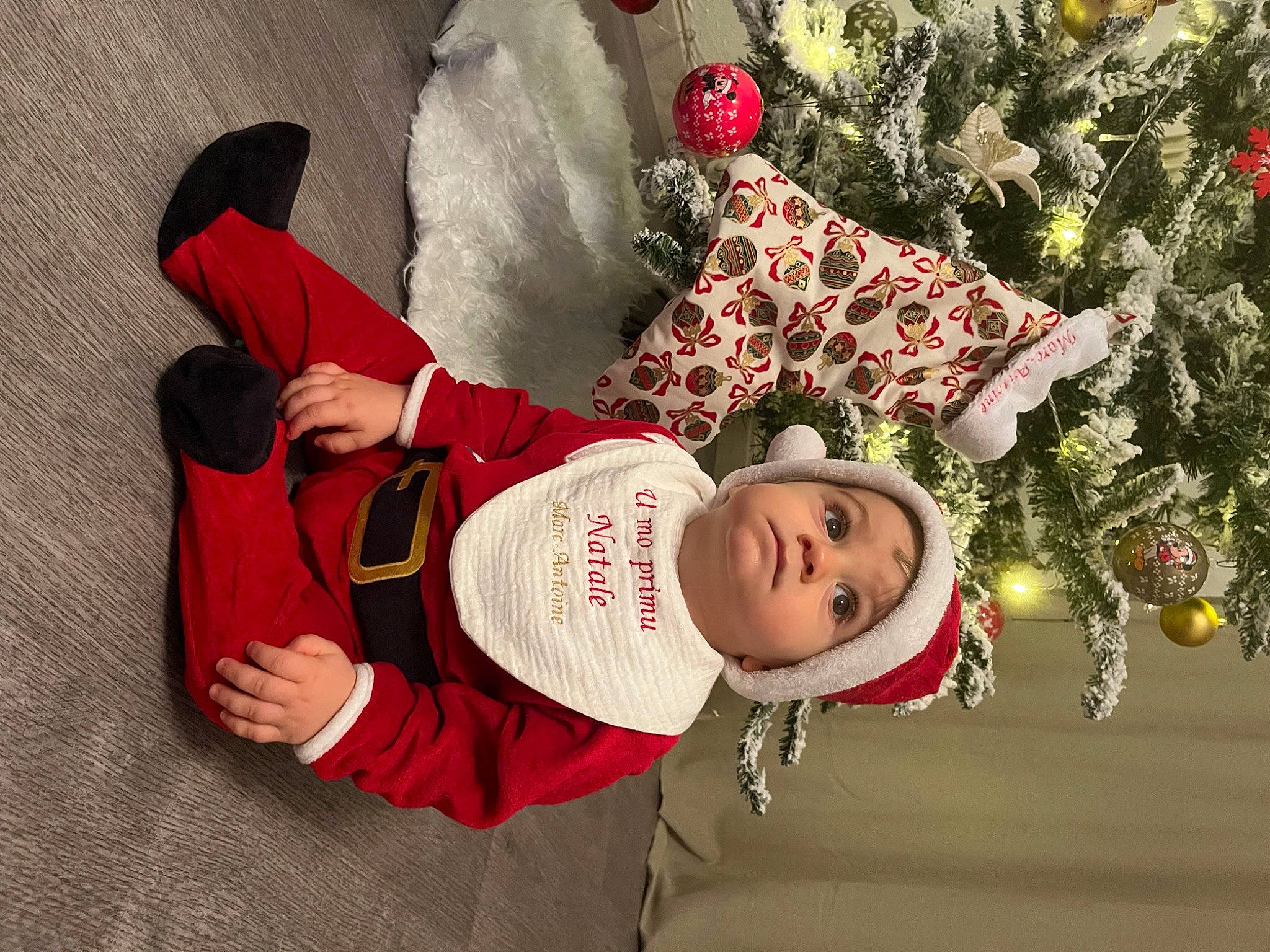 Marc-antoine participe au concours pour gagner de l'argent avec cette photo : carmine, christmas, christmas_decoration, christmas_eve, christmas_ornament, christmas_tree, costume_hat, event, facial_expression, happy, hat, headwear, holiday, holiday_ornament, human_body, ornament, person, plant, sleeve, smile