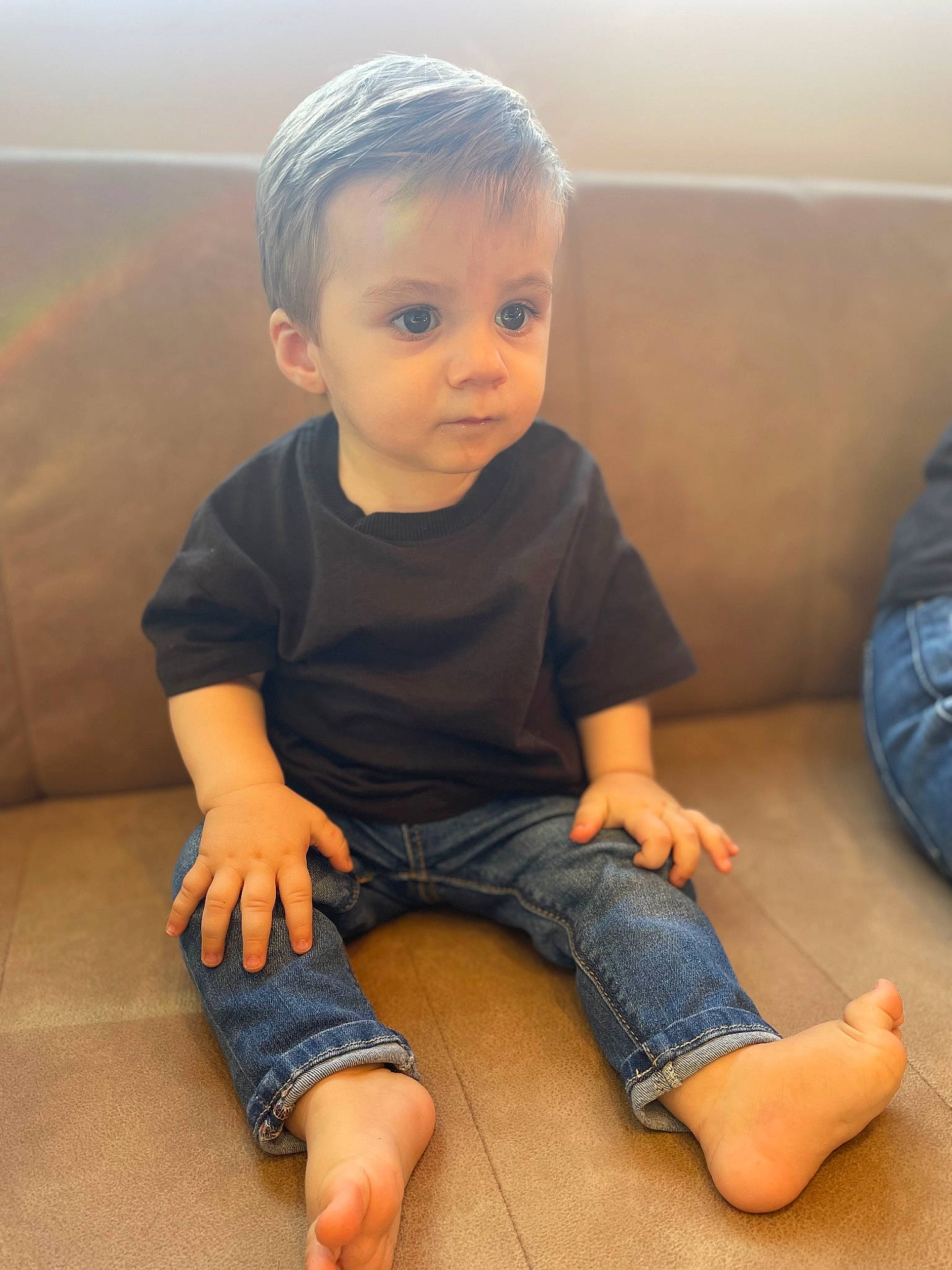 Marc-antoine a rejoint le concours — aidez-le/la à gagner de superbes lots ! baby_toddler_clothing, barefoot, cheek, child, comfort, eye, face, finger, floor, flooring, foot, fun, head, human_leg, joint, person, skin, sleeve, thumb, toddler