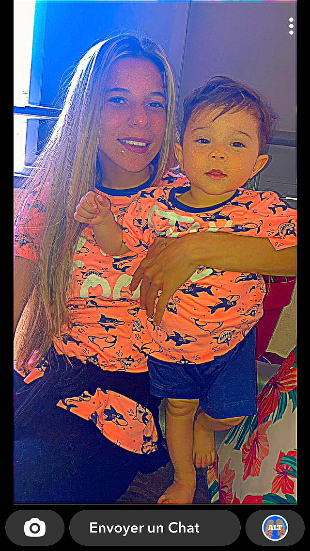 Antonio participe au concours pour gagner de l'argent avec cette photo : abdomen, art, beauty, electric_blue, event, eye, face, fashion_design, flash_photography, fun, gesture, happy, iris, jewellery, joy, love, necklace, people_in_nature, person, smile