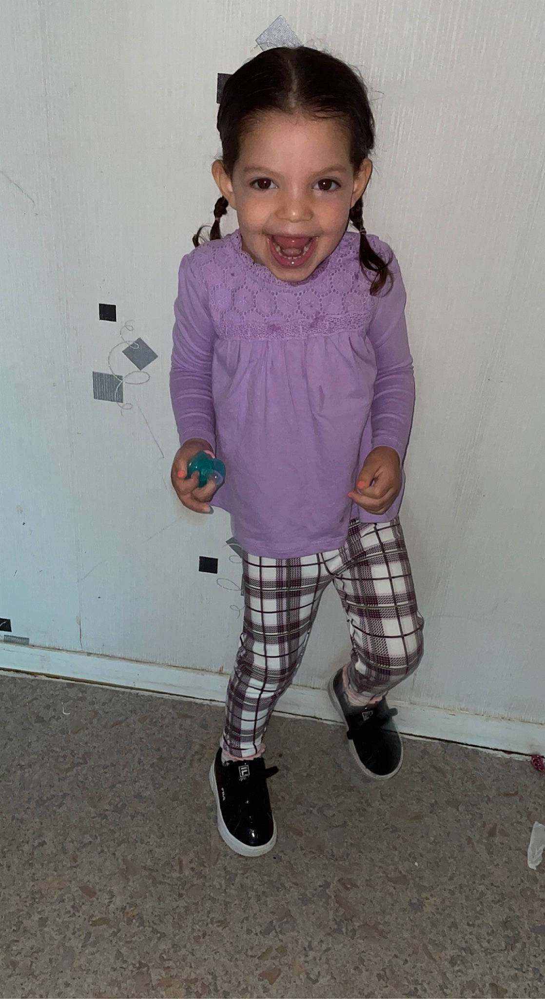 Isra participe au concours pour gagner de l'argent avec cette photo : baby_toddler_clothing, clothing, dress_shirt, eye, face, hair, happy, head, joy, magenta, pattern, person, pink, plaid, purple, sleeve, smile, sock, street_fashion, t_shirt
