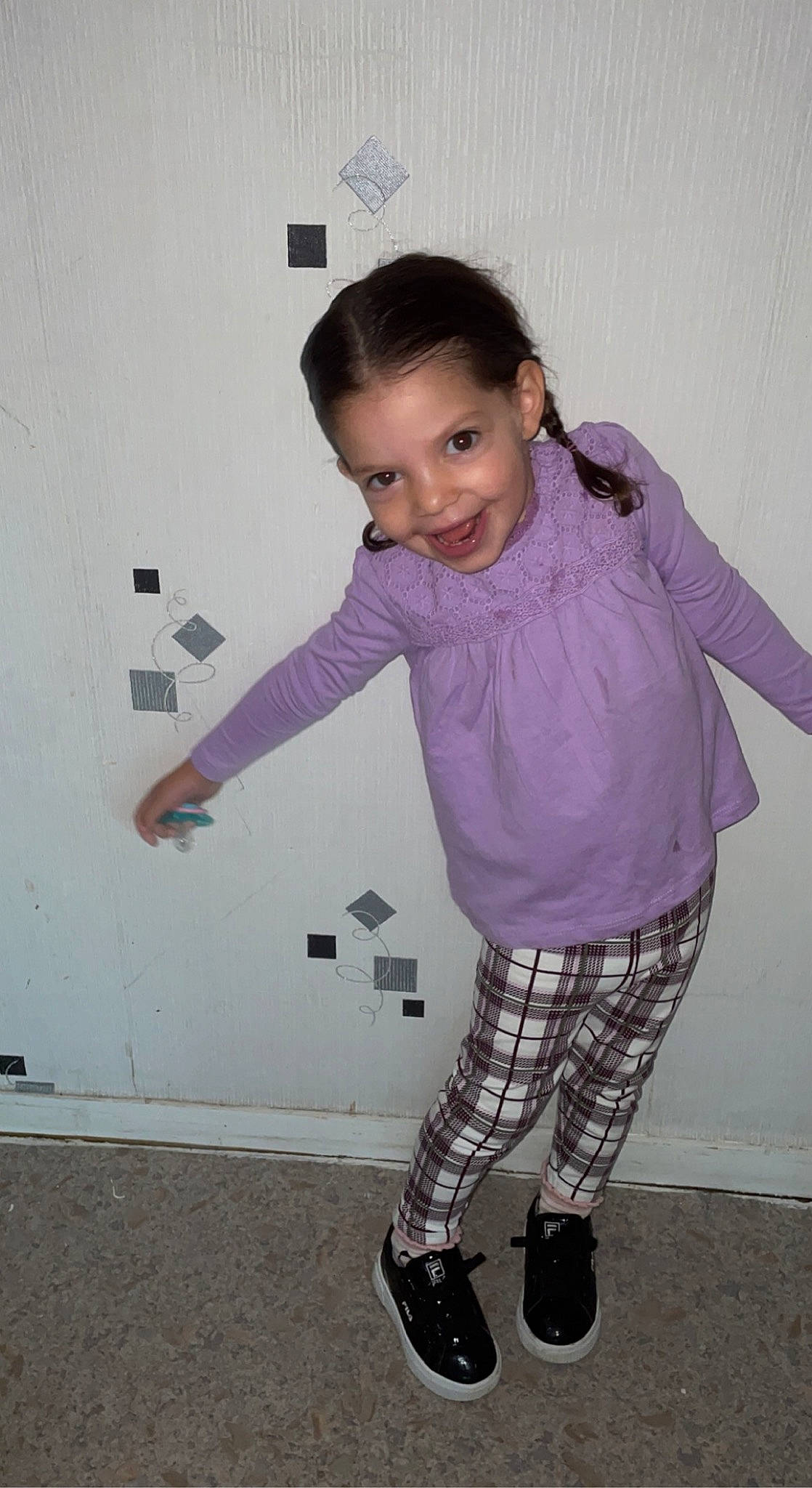 Isra a rejoint le concours — aidez-le/la à gagner de superbes lots ! door, flooring, fun, hairstyle, happy, joy, leg, magenta, pattern, person, plaid, purple, rolling, shoulder, sleeve, smile, sports_equipment, standing, street_fashion, tartan