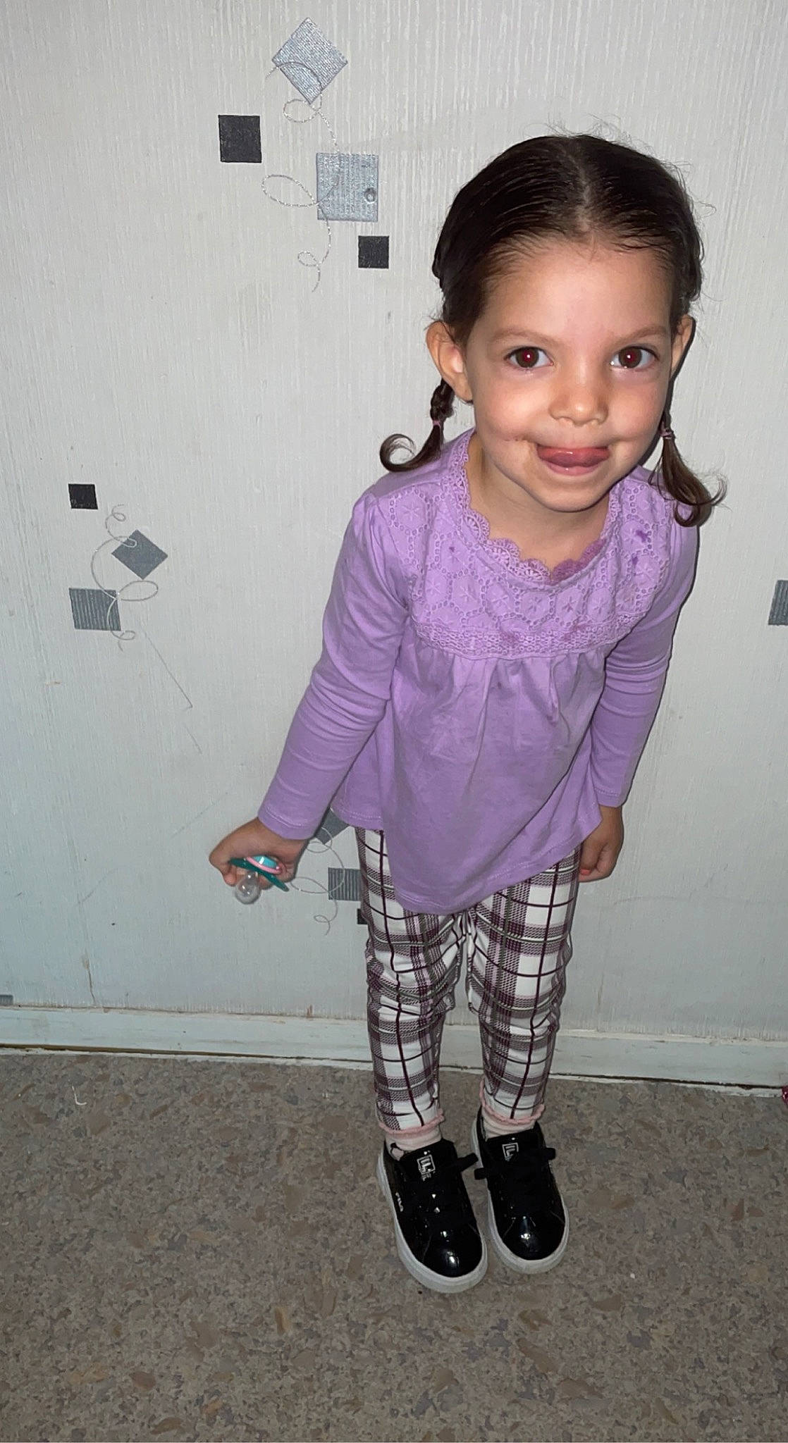 Isra participe au concours pour gagner de l'argent avec cette photo : baby_toddler_clothing, clothing, cool, dress_shirt, fashion_design, hair, joint, joy, knee, magenta, outerwear, pattern, person, pink, purple, sleeve, smile, sock, standing, street_fashion