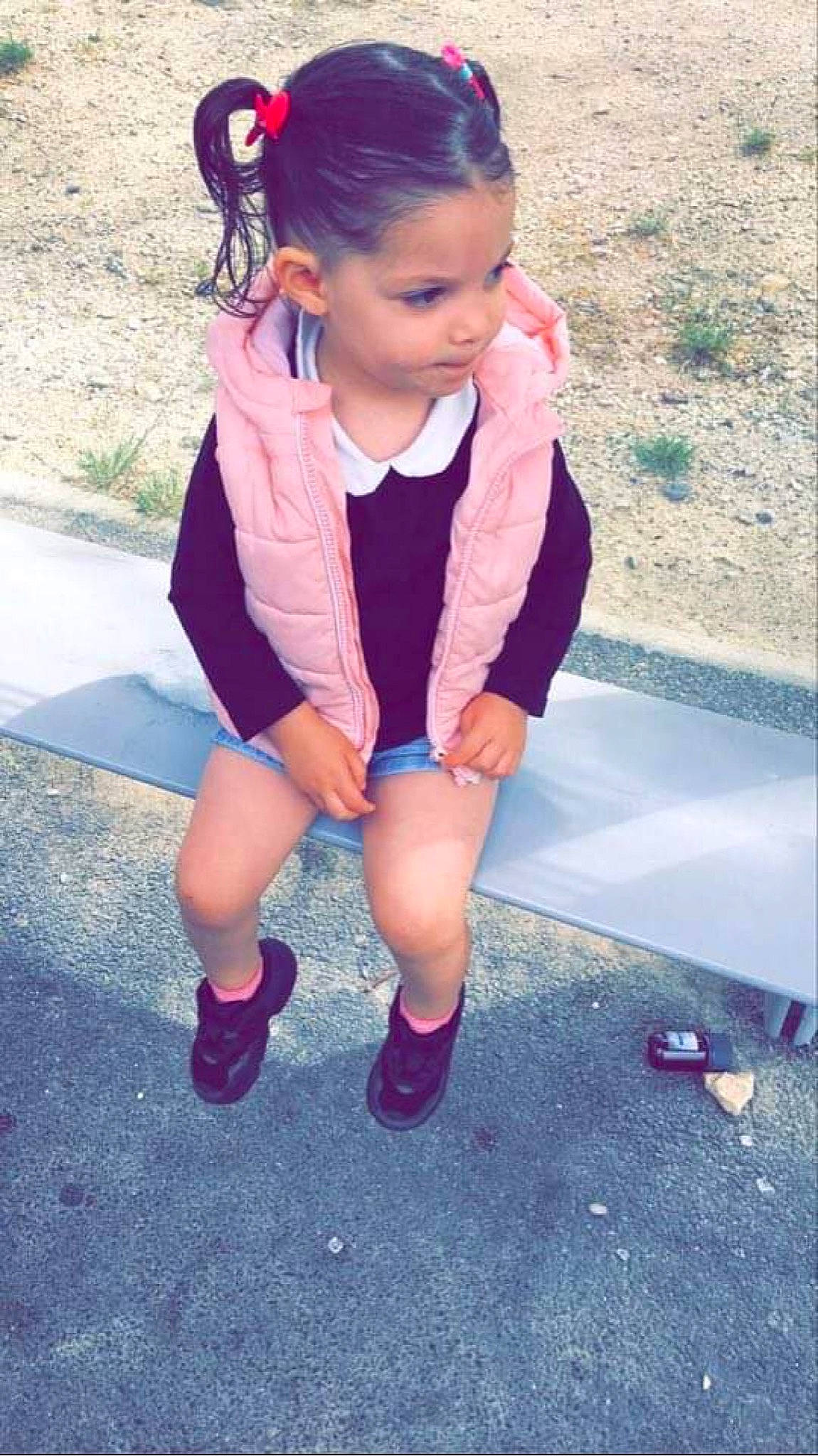 Isra participe au concours pour gagner de l'argent avec cette photo : child, electric_blue, fashion_accessory, fun, grass, hairstyle, happy, human_leg, jewellery, knee, leisure, magenta, person, pink, recreation, sleeve, sock, street_fashion, t_shirt, thigh