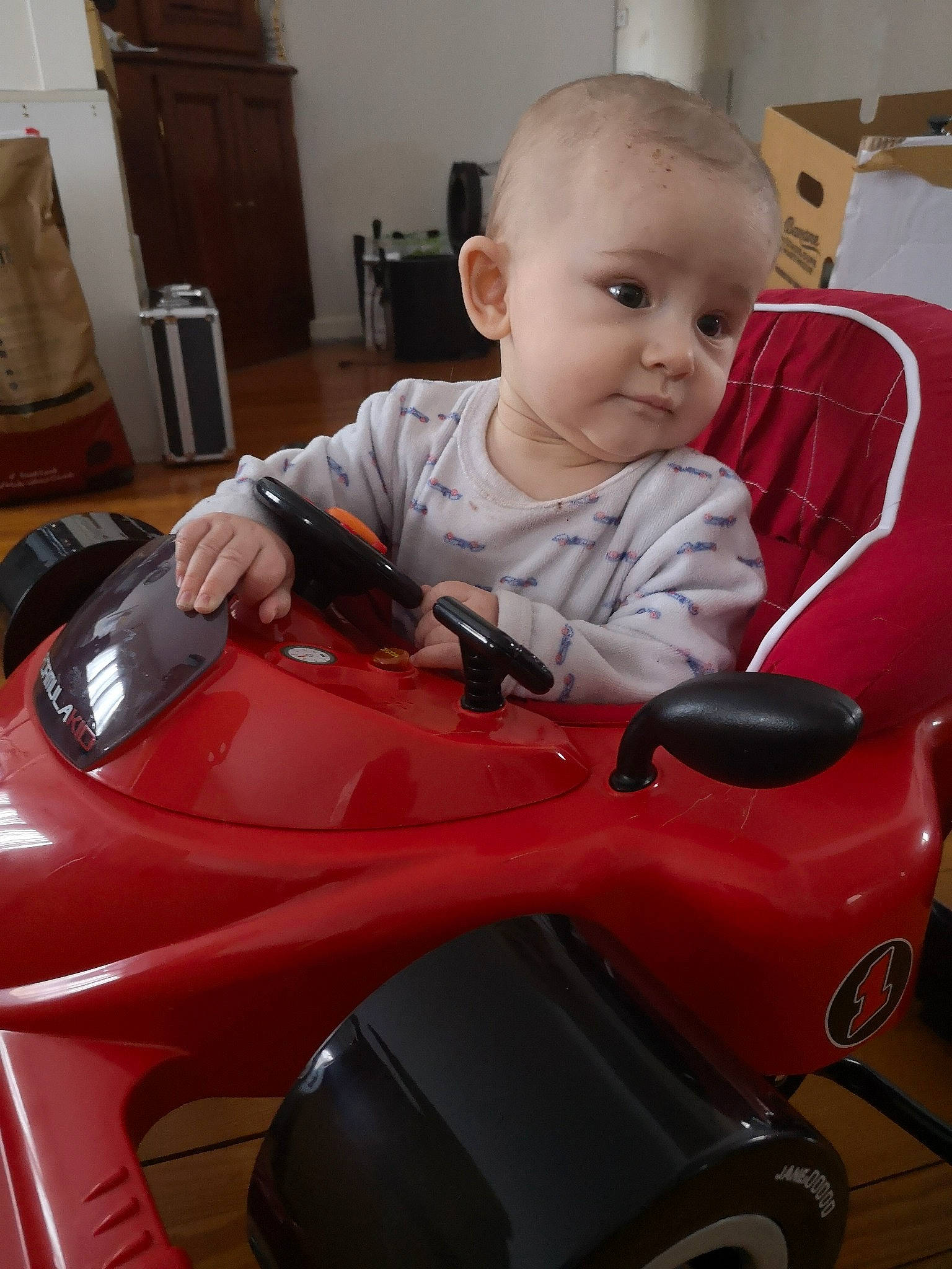 Michel a rejoint le concours — aidez-le/la à gagner de superbes lots ! automotive_design, automotive_exterior, baby, baby_toddler_clothing, carmine, chair, child, comfort, fender, fun, hood, lap, luggage_and_bags, motor_vehicle, person, riding_toy, sitting, steering_wheel, toddler, vehicle