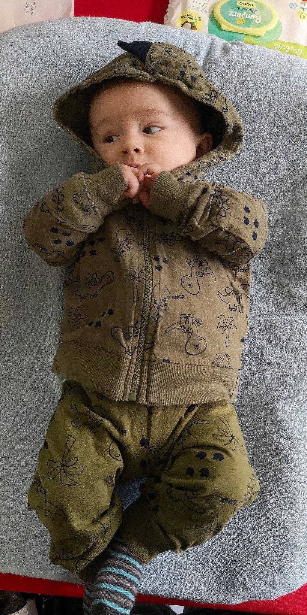 Michel a rejoint le concours — aidez-le/la à gagner de superbes lots ! abdomen, arm, baby, baby_toddler_clothing, collar, comfort, face, linens, neck, nose, outerwear, pattern, person, shoulder, sitting, skin, sleeve, toddler, trunk, waist