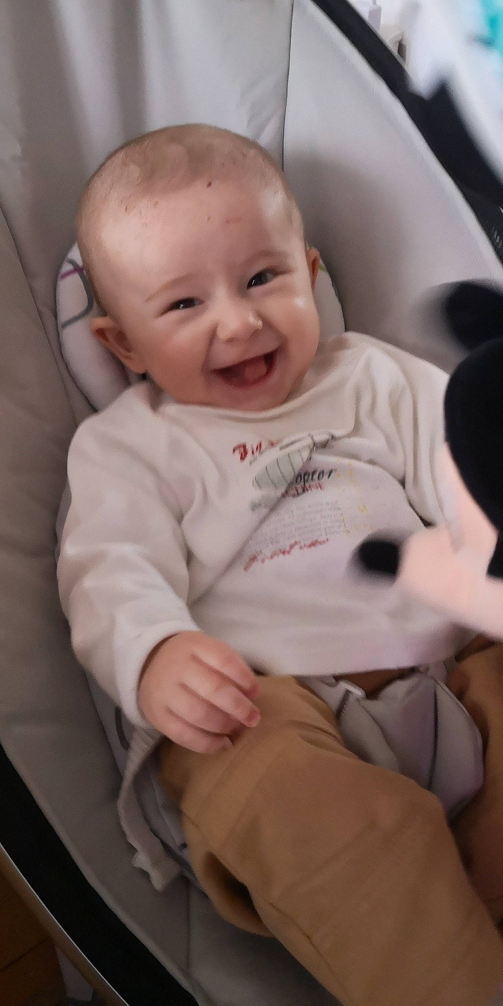 Michel participe au concours pour gagner de l'argent avec cette photo : baby, baby_laughing, baby_products, baby_toddler_clothing, cheek, child, chin, comfort, eye, eyebrow, finger, fun, happy, mouth, nose, person, sitting, skin, sleeve, smile