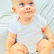 Kenzo participe au concours pour gagner de l'argent avec cette photo : baby, infant, child, blue_eyes, white_clothing, sitting, blanket, soft_lighting, curious_expression, cute, skin, fingers, toes, indoors, portrait, young, chubby_legs, smooth_skin, comfort, close_up