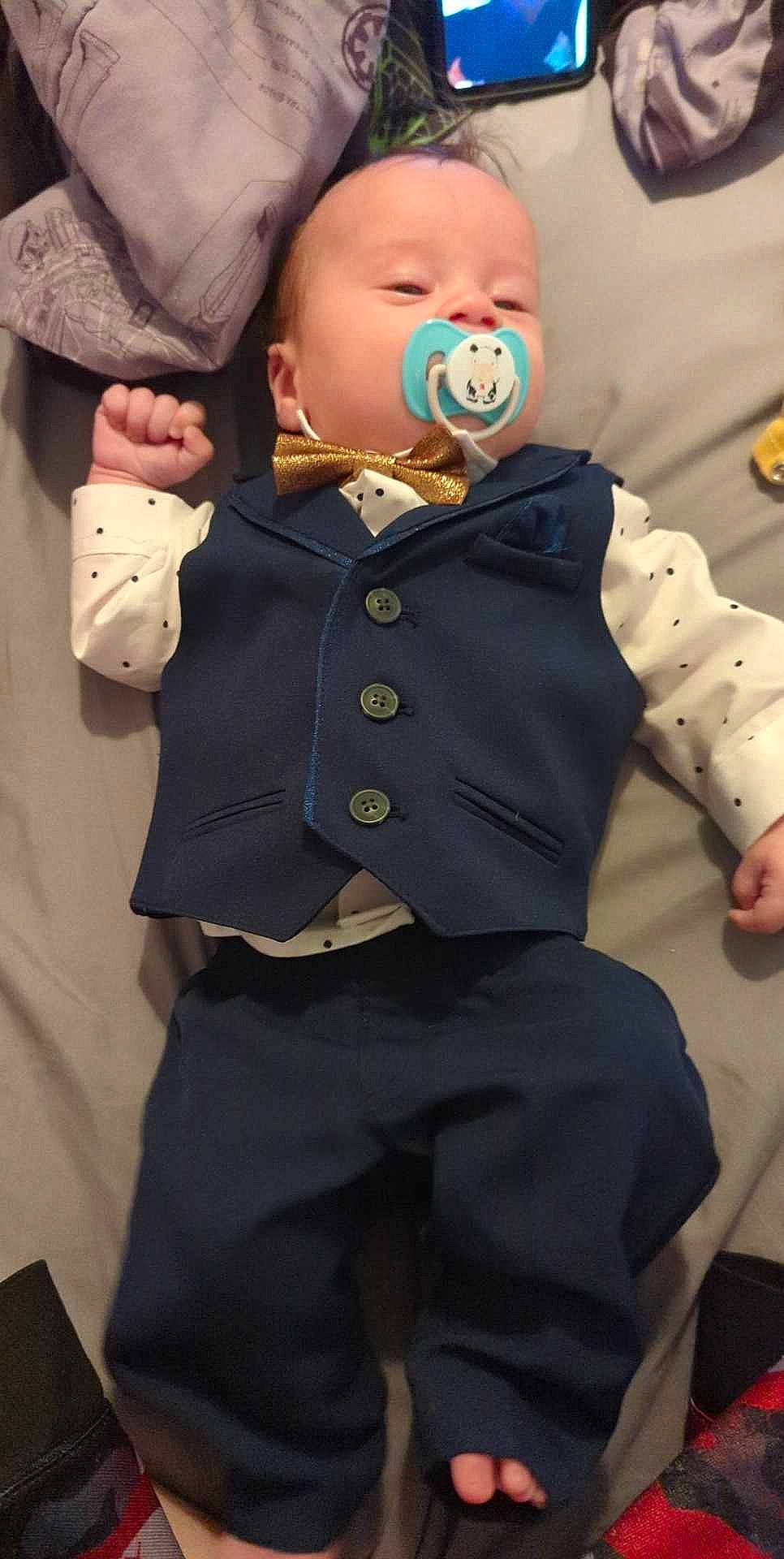 Kye is registered to the contest to win money with this photo: baby, baby_toddler_clothing, blazer, bow_tie, button, collar, dress_shirt, eye, face, fashion_design, formal_wear, gesture, happy, head, human_body, military_uniform, outerwear, person, sleeve, suit