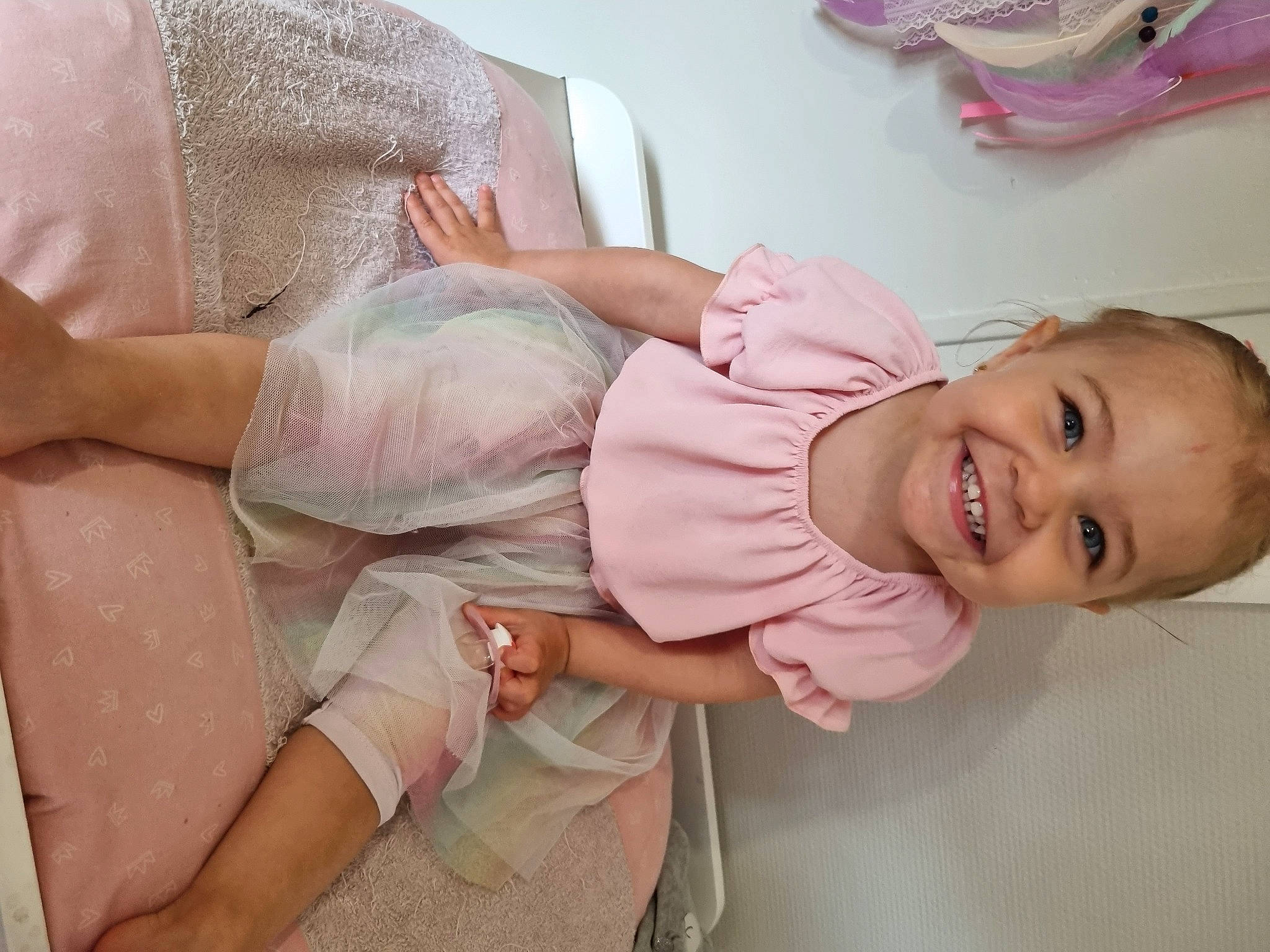 Myla a rejoint le concours — aidez-le/la à gagner de superbes lots ! arm, baby, baby_toddler_clothing, cheek, comfort, eyelash, face, facial_expression, finger, gesture, hand, joint, joy, lip, mouth, neck, nose, person, pink, product