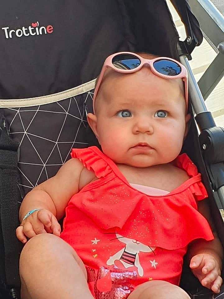 Myla a rejoint le concours — aidez-le/la à gagner de superbes lots ! baby, baby_products, car_seat, cheek, child, cool, eyewear, glasses, headwear, person, product, sunglasses, toddler, vacation, vision_care