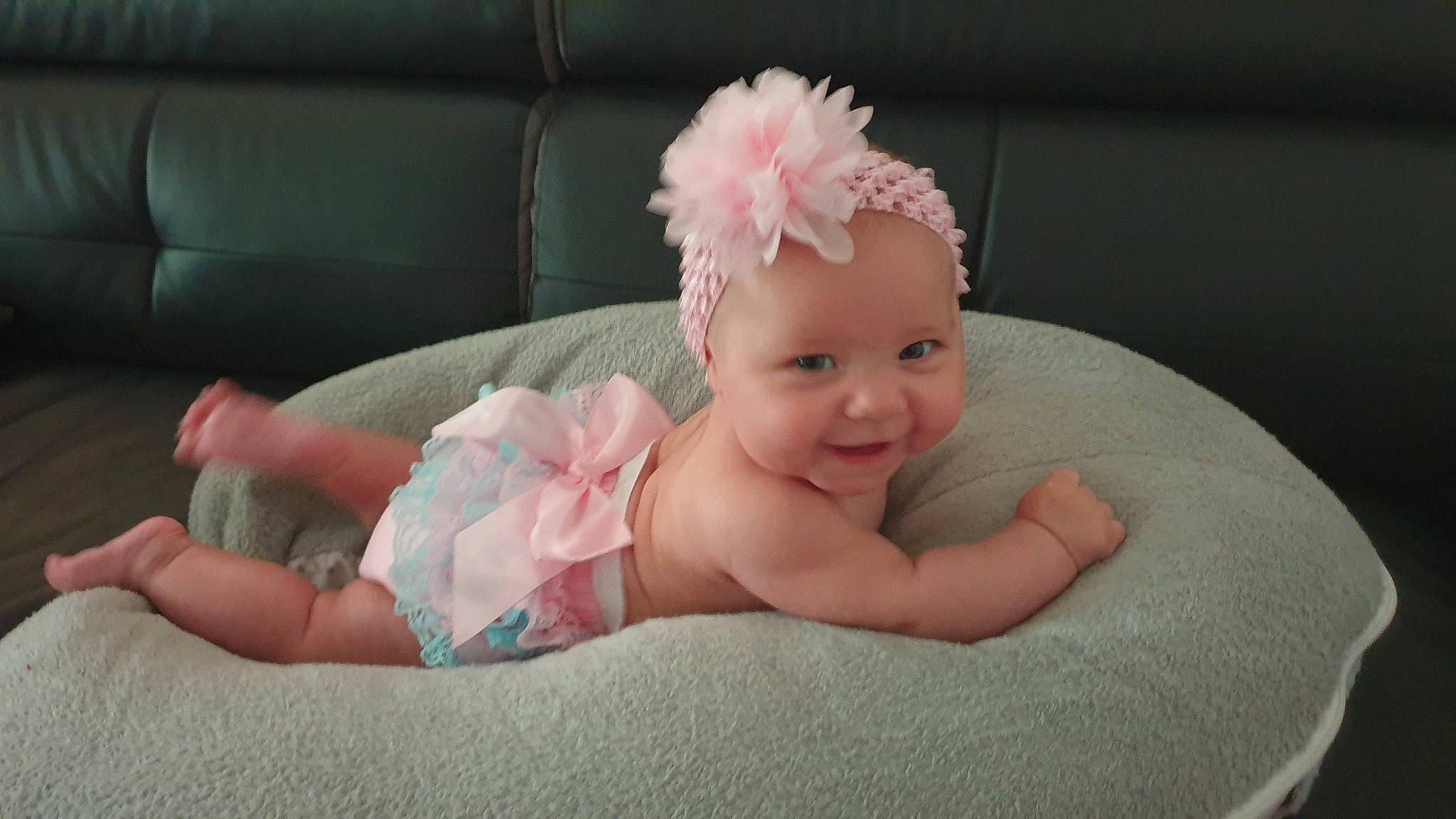 Myla a rejoint le concours — aidez-le/la à gagner de superbes lots ! baby, child, eye, fashion_accessory, hair_accessory, hand, head, headband, headgear, headpiece, headwear, joy, person, pink, product, skin, toddler