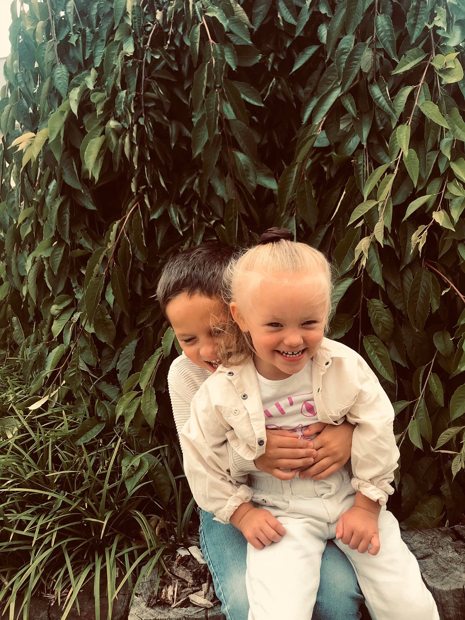 Lyna a rejoint le concours — aidez-le/la à gagner de superbes lots ! adaptation, baby, baby_toddler_clothing, botany, child, evergreen, fun, garden, grass, happy, joy, leaf, people_in_nature, person, plant, portrait_photography, shrub, sitting, smile, soil