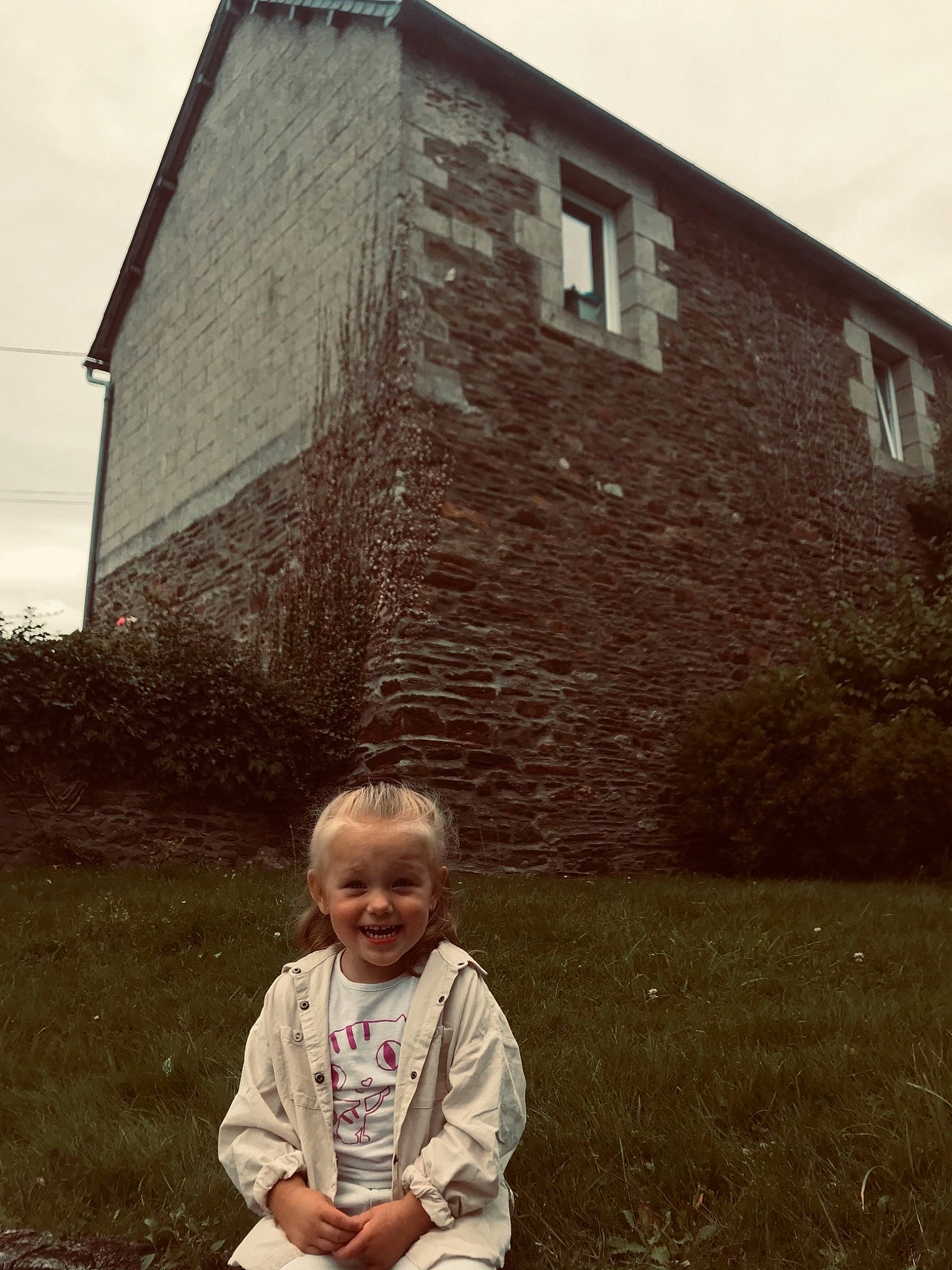 Lyna participe au concours pour gagner de l'argent avec cette photo : architecture, black, brick, building, cottage, facade, grass, house, joy, landscape, leaf, people_in_nature, person, rural_area, sky, smile, snapshot, stock_photography, tints_and_shades, toddler