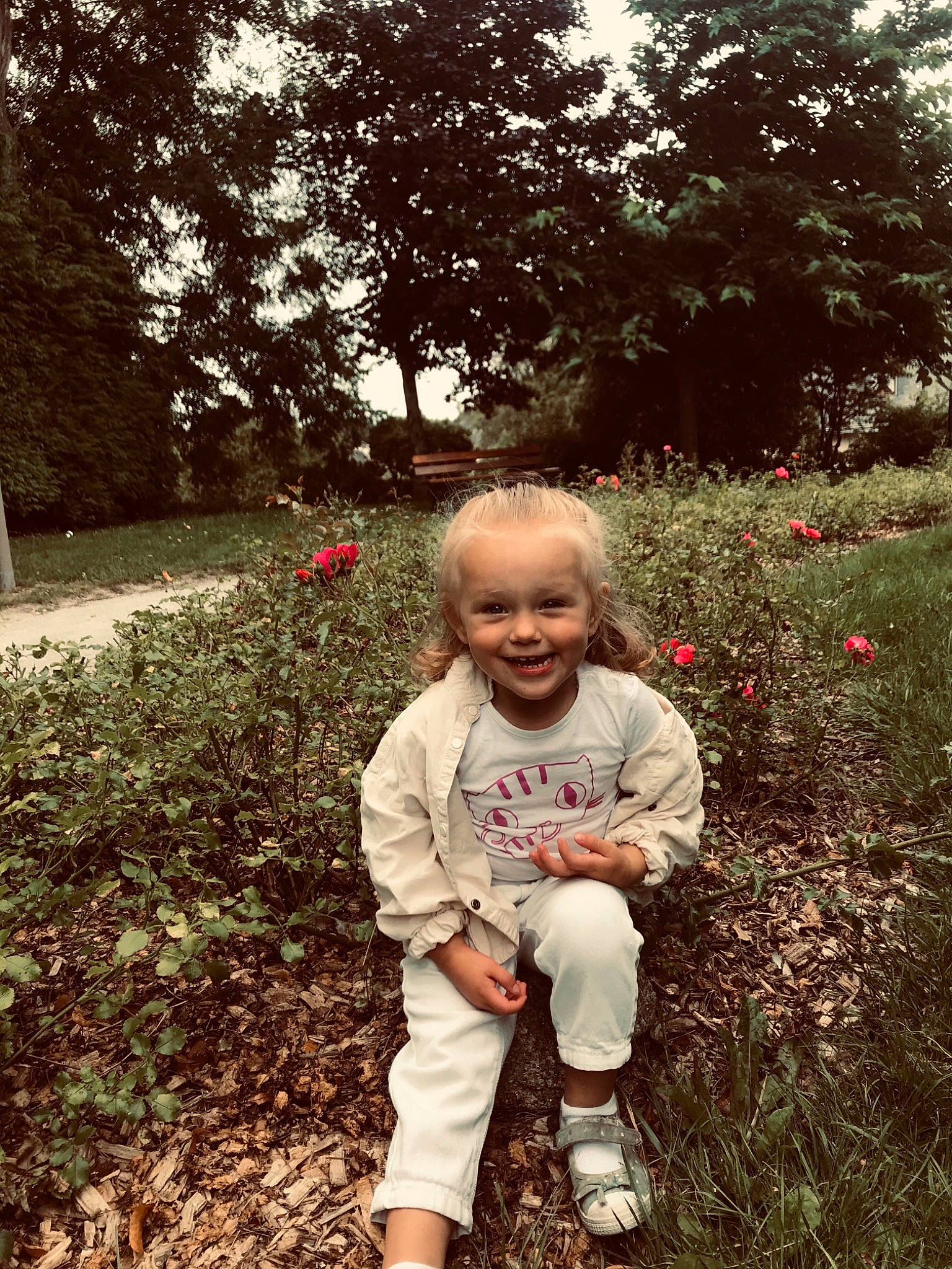 Lyna participe au concours pour gagner de l'argent avec cette photo : baby, botany, flower, grass, grass_family, happy, joy, landscape, lawn, leaf, meadow, morning, nature, people_in_nature, person, petal, plant, smile, sunlight, tints_and_shades